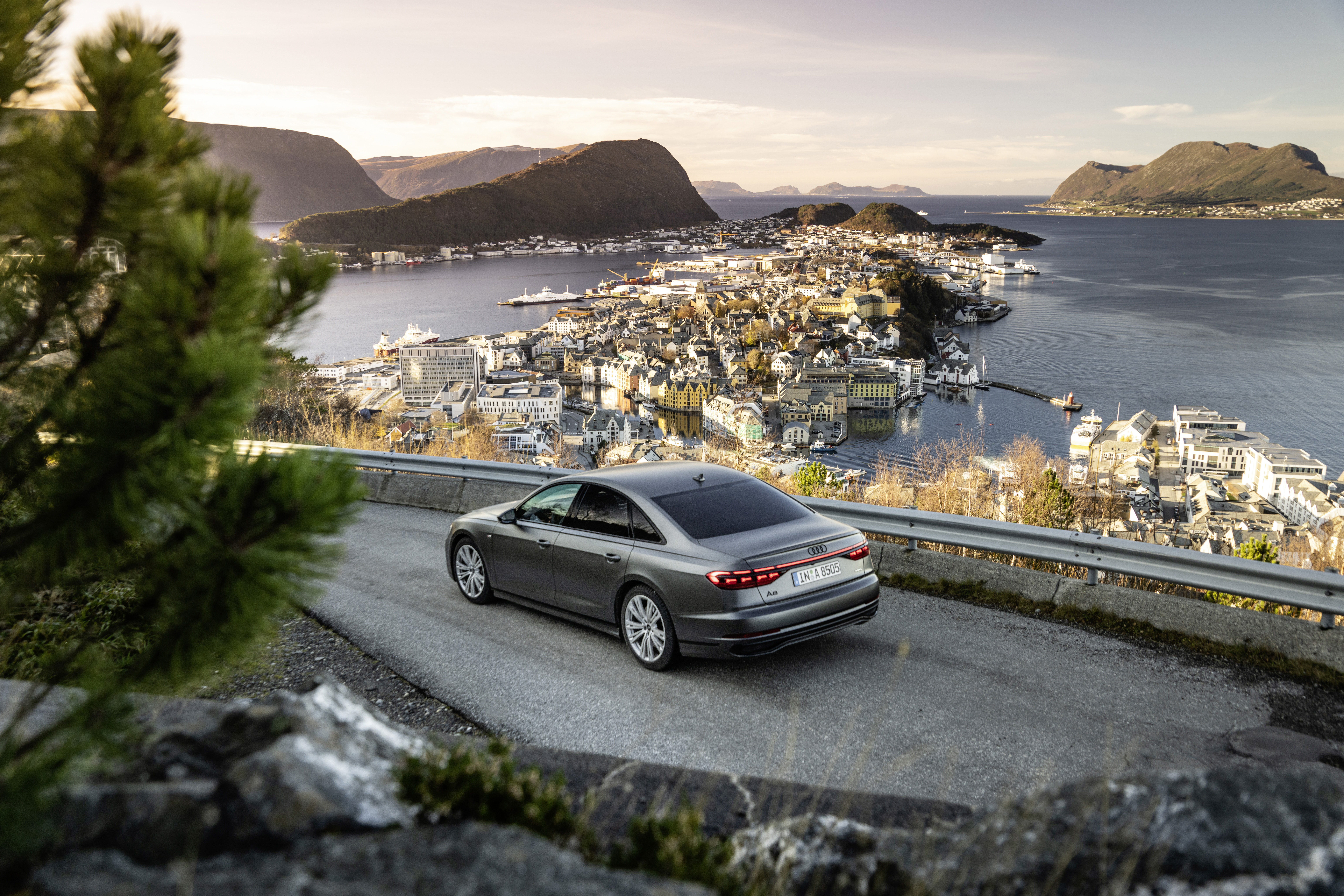 Завантажити шпалери Audi A8 Quattro S Line на телефон безкоштовно