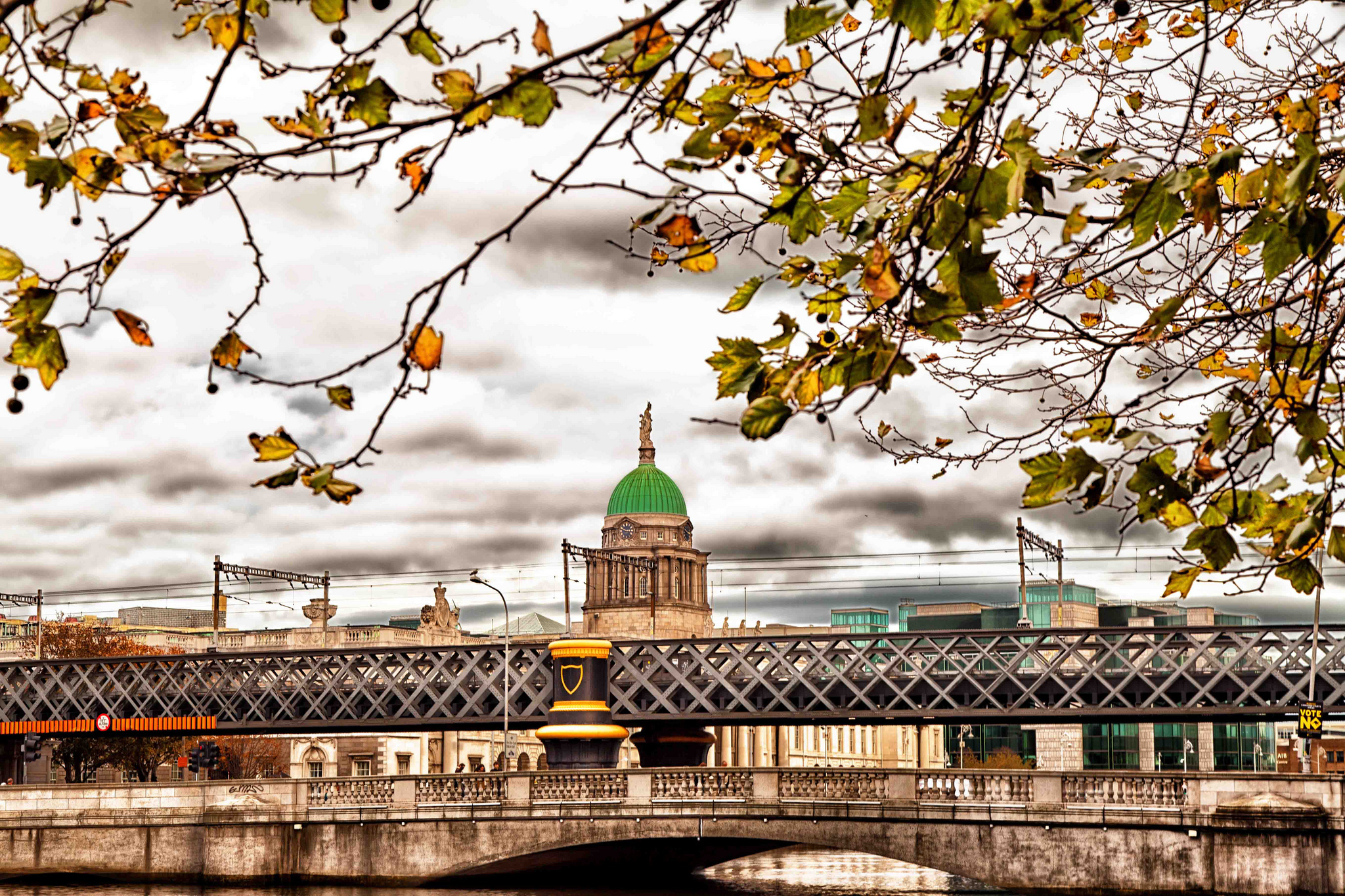 Handy-Wallpaper Bäume, Dublin, Städte, Gebäude, Irland, Brücke, Herbst kostenlos herunterladen.