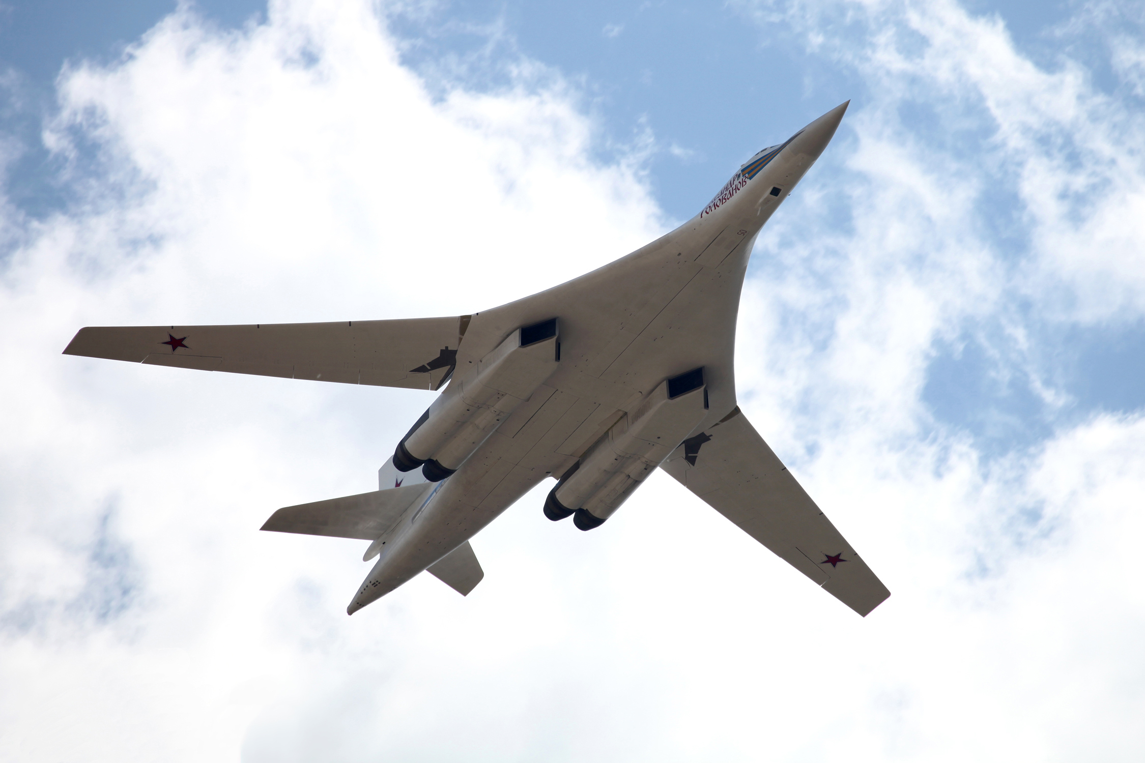 Скорость самолета лебедь. Ту-160 белый лебедь. Белый лебедь самолет ту 160. Сверхзвуковой стратегический бомбардировщик ту-160. Стратегический ракетоносец ту-160 белый лебедь.