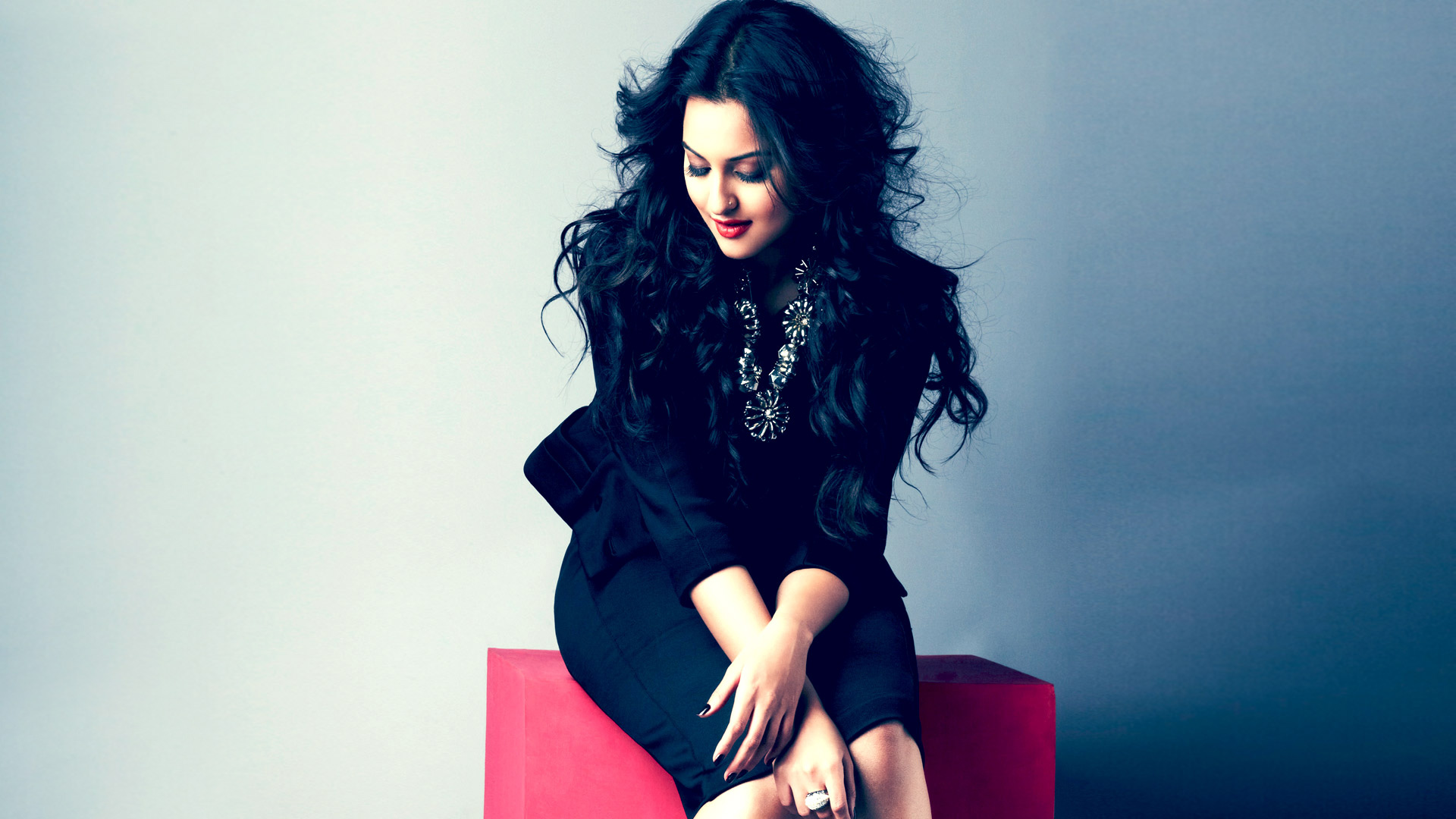 Синх портфолио. Сонакши Синха фото. Сонакши Синха обои для рабочего. Sonakshi Sinha Photoshoot 2023. Сонакши Синха в платье фото.