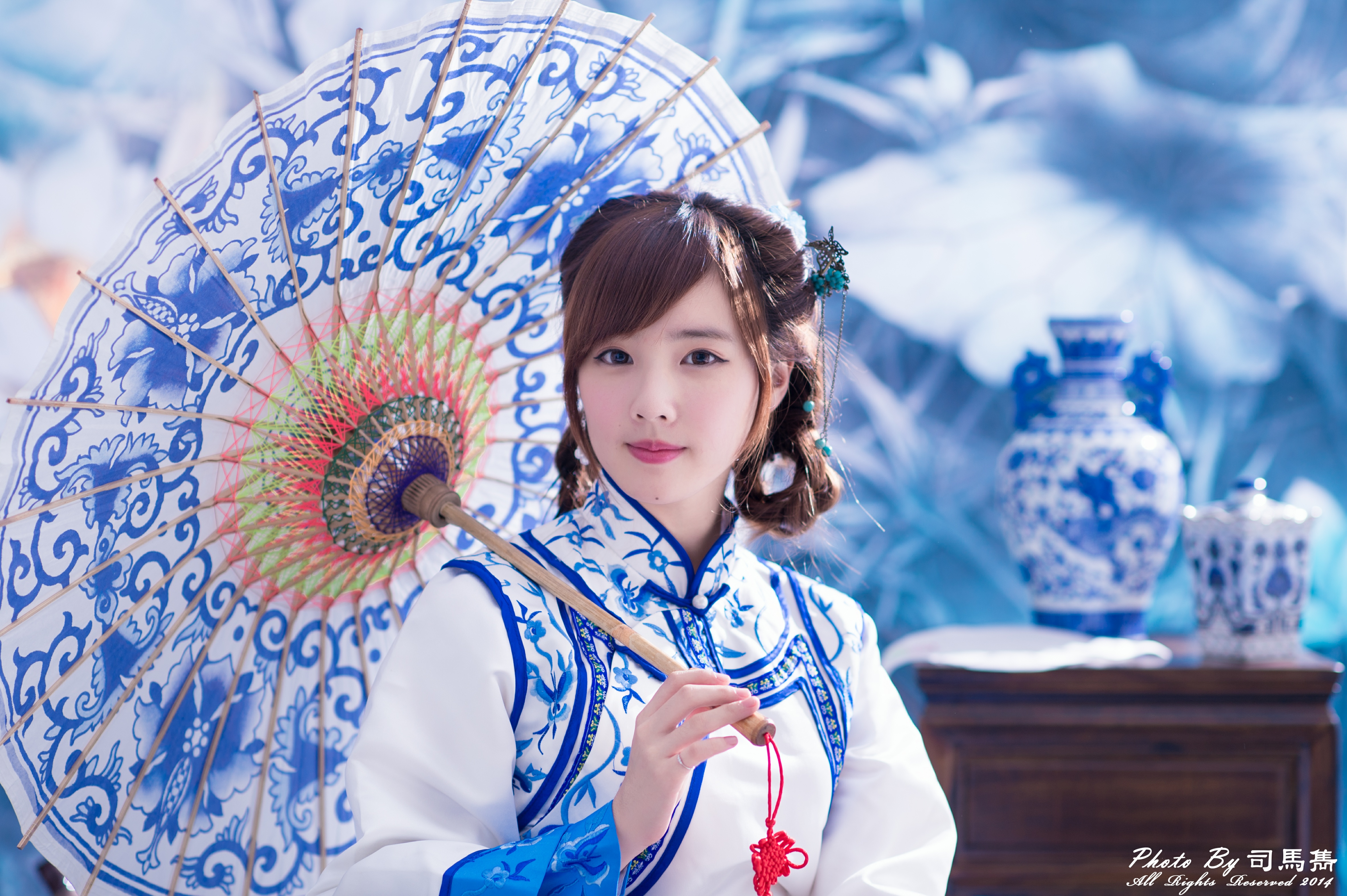 684201 Bild herunterladen frauen, yu chen zheng, asiatinnen, modell, taiwanese, traditionelles kostüm, regenschirm, vase - Hintergrundbilder und Bildschirmschoner kostenlos