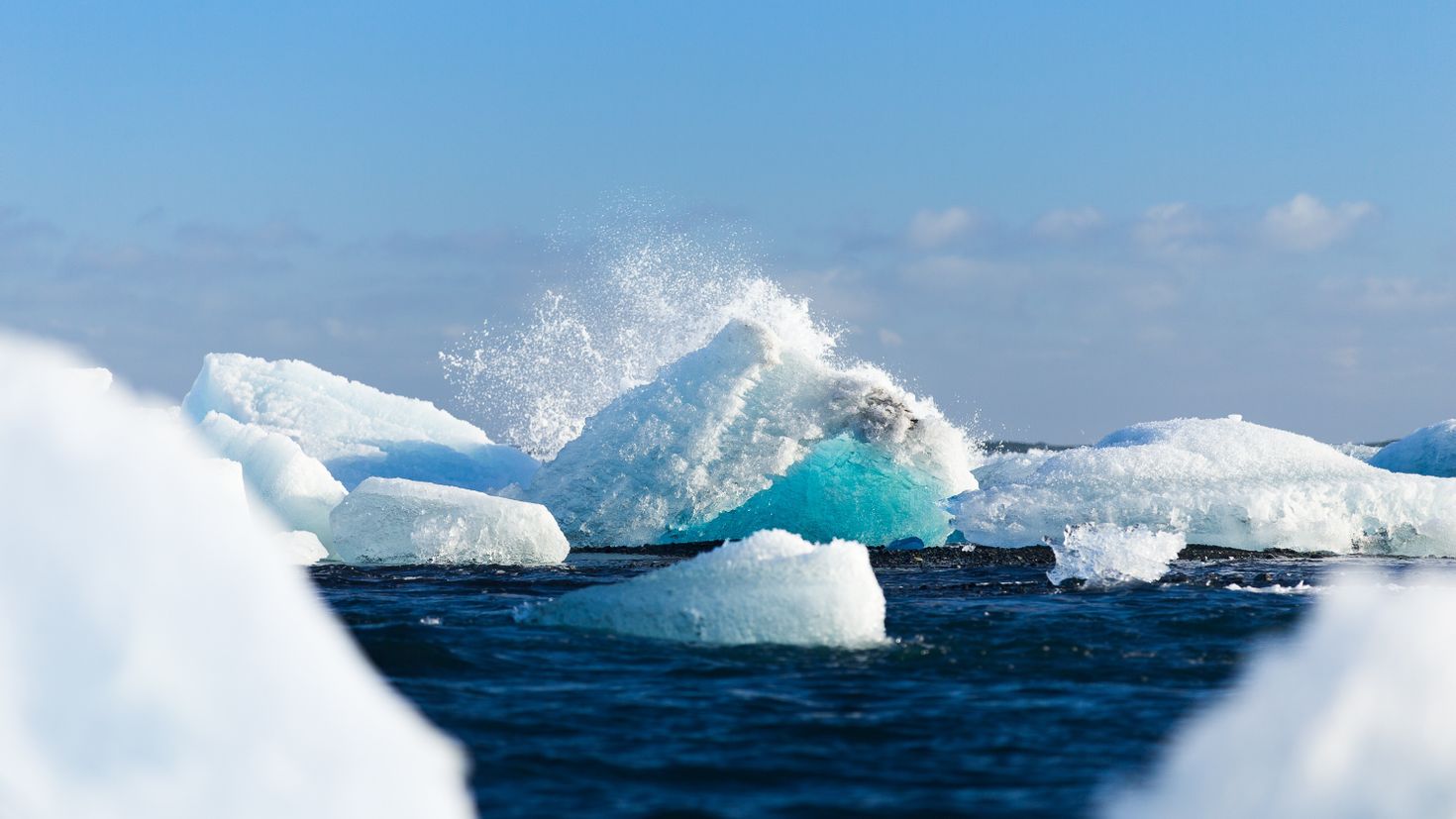 Лед снег состояние воды. Ледяная шапка Арктики летом. Ледяная шапка Арктики зимой и летом. Таянию Полярных ледяных шапок. Толедо всплытие.