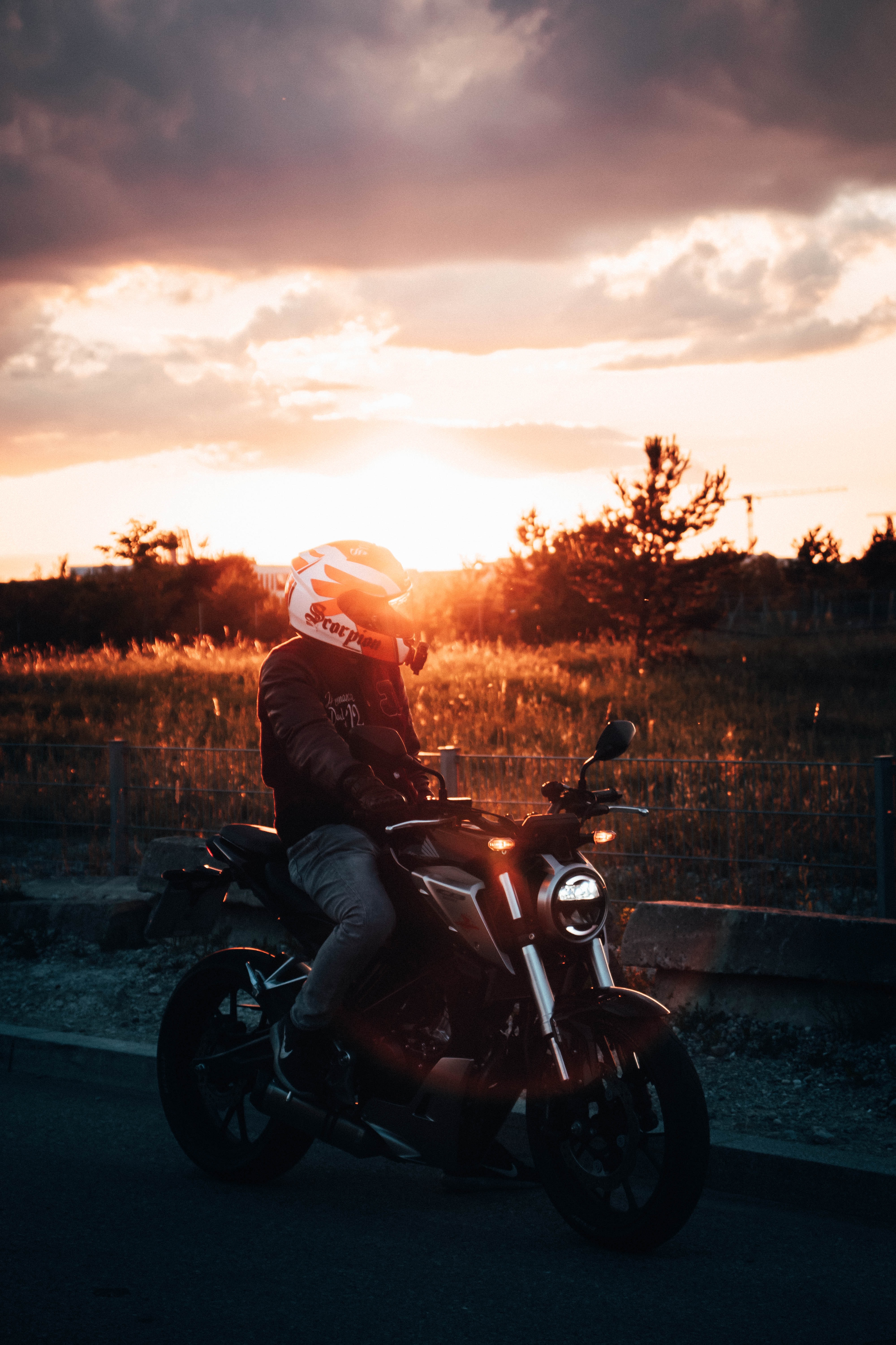 Laden Sie das Sunset, Scheinen, Licht, Helm, Motorräder, Motorrad, Motorradfahrer-Bild kostenlos auf Ihren PC-Desktop herunter