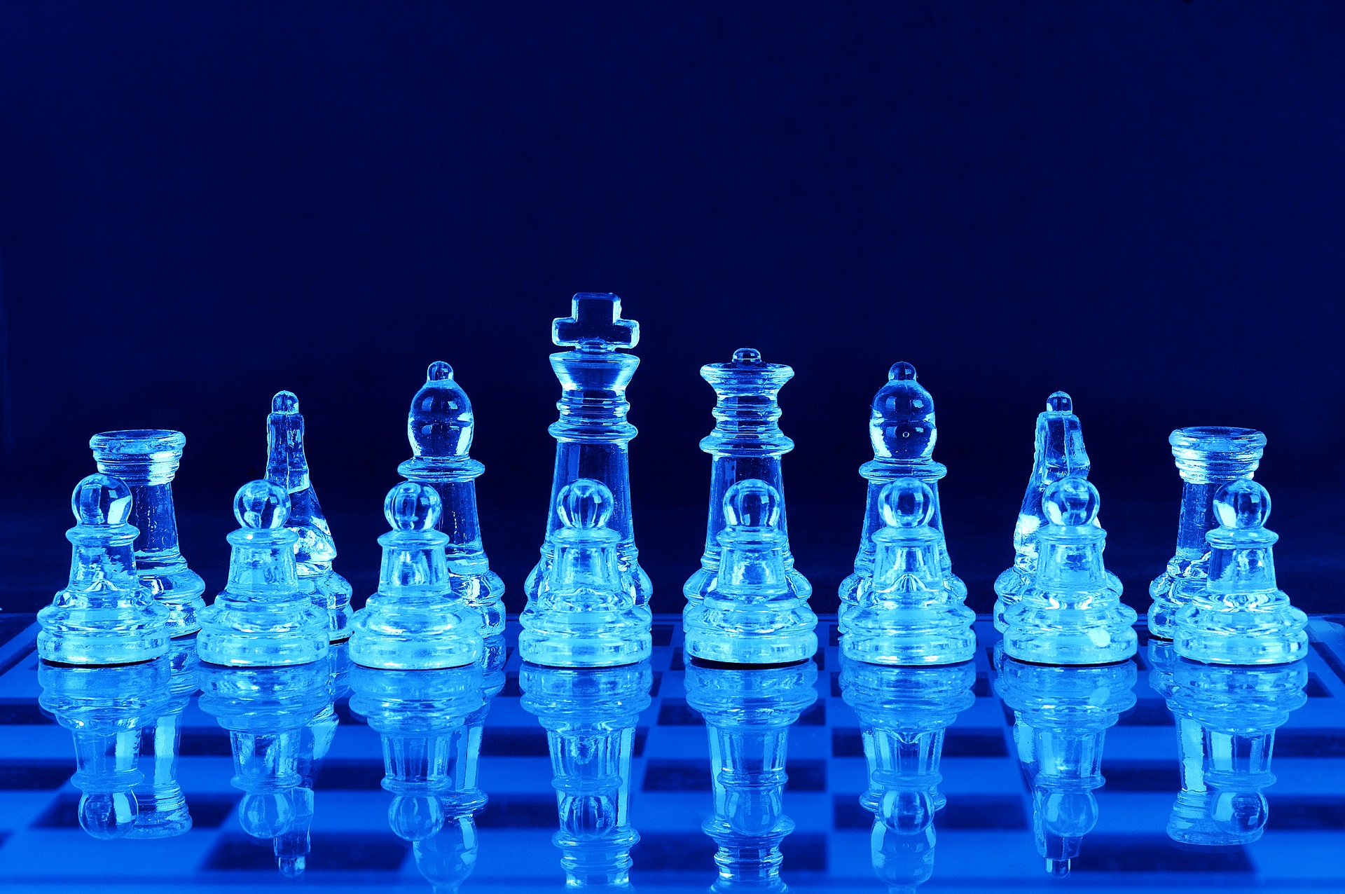 Шахматные фигуры в синих тонах