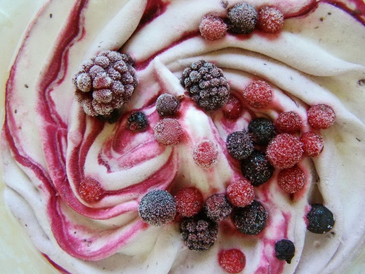Украшение торта замороженными ягодами