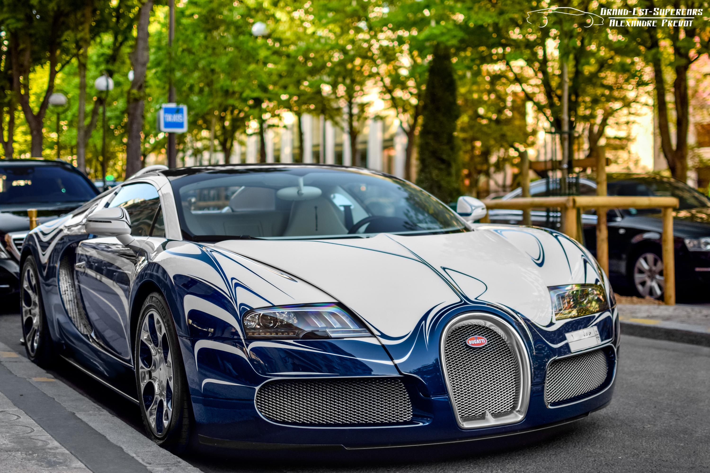 Скачать обои Bugatti Veyron на телефон бесплатно