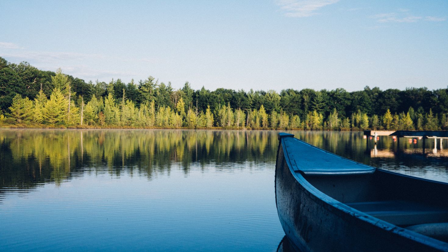 Можно ли на лодке на озере. Ласковское озеро Рязанская область. Лодка на озере. Лодка на воде. Карелия лодка.