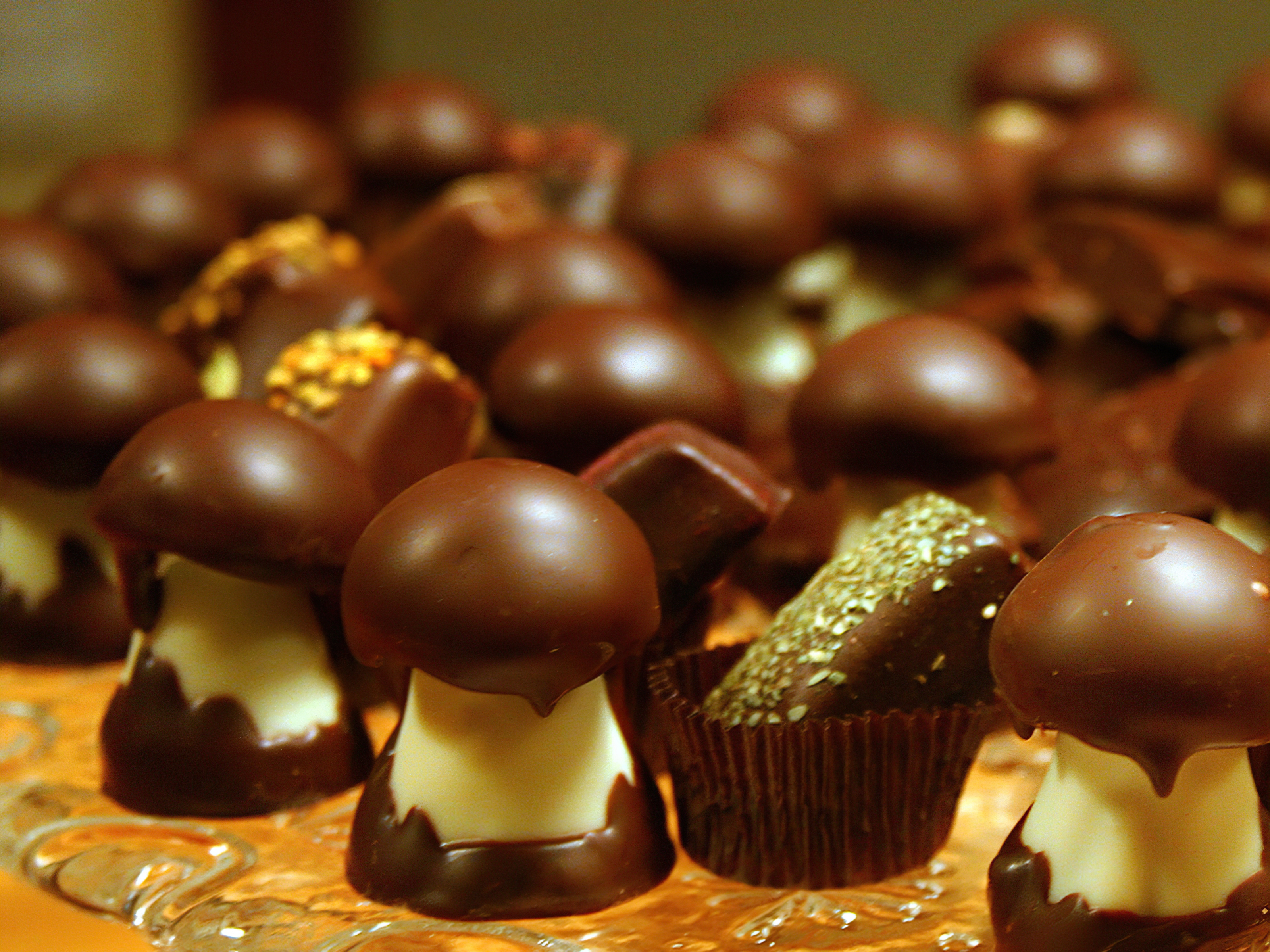 Choco decoration на русском. Шоколадные конфеты. Конфеты шоколад. Шоколадные грибочки. Печенье грибочки с шоколадной шляпкой.
