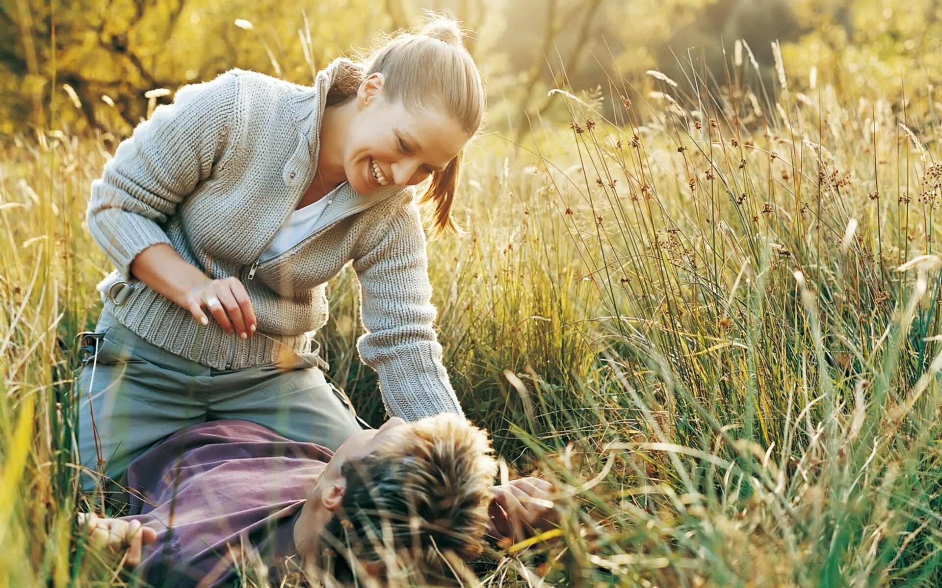 Жить жизнь все песни. Счастливые люди на природе. Человек и природа. Девочка сидит на траве. Женщина радуется.