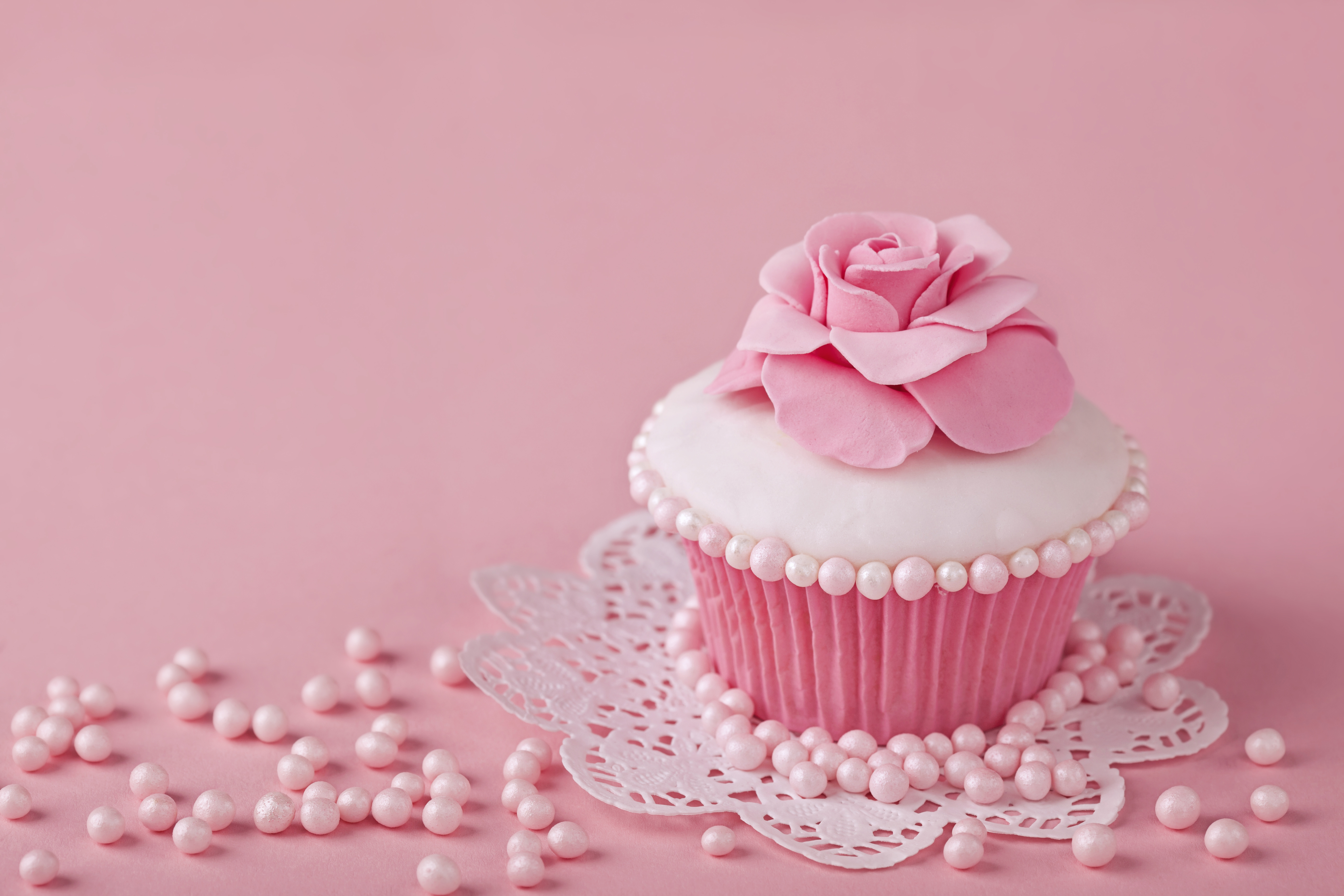 Розовая открытка с днем рождения. Красивые пирожные. Сладости розовый. Нежные пирожные.