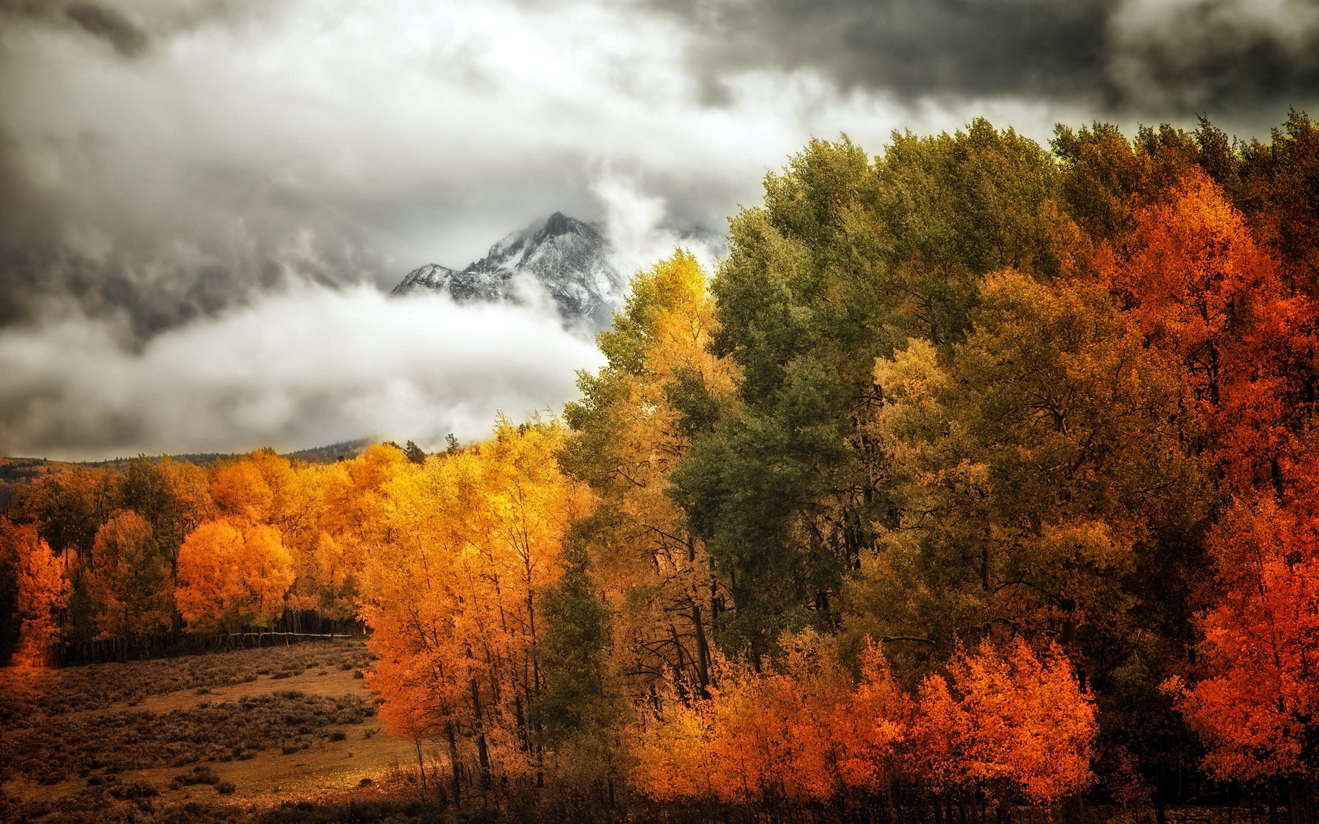 Handy-Wallpaper Landschaft, Clouds, Bäume, Mountains, Herbst kostenlos herunterladen.