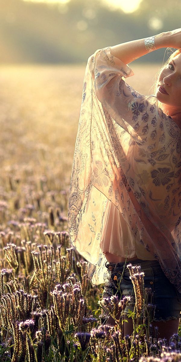 Бывать прекрасный. Pretty girl in field.