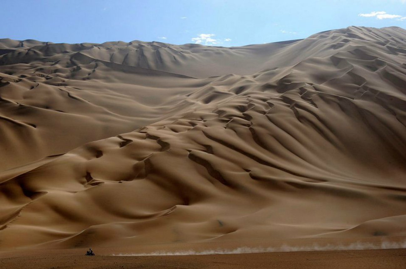 Самая большая пустыня на планете земля. Перу дюны. Земля в пустыне. Пустыня в Перу. Пустыня Дакар.