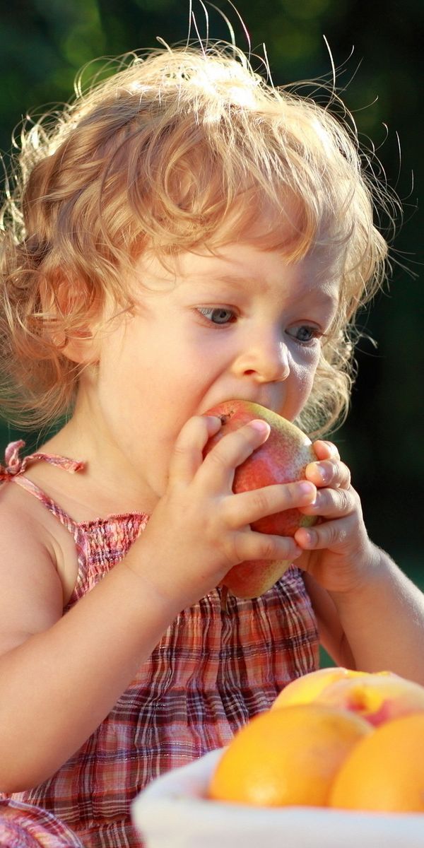 Ешьте фрукты немытые. Фрукты для детей. Яблоко для детей. Девочка с яблоками. Ребенок кушает фрукты.