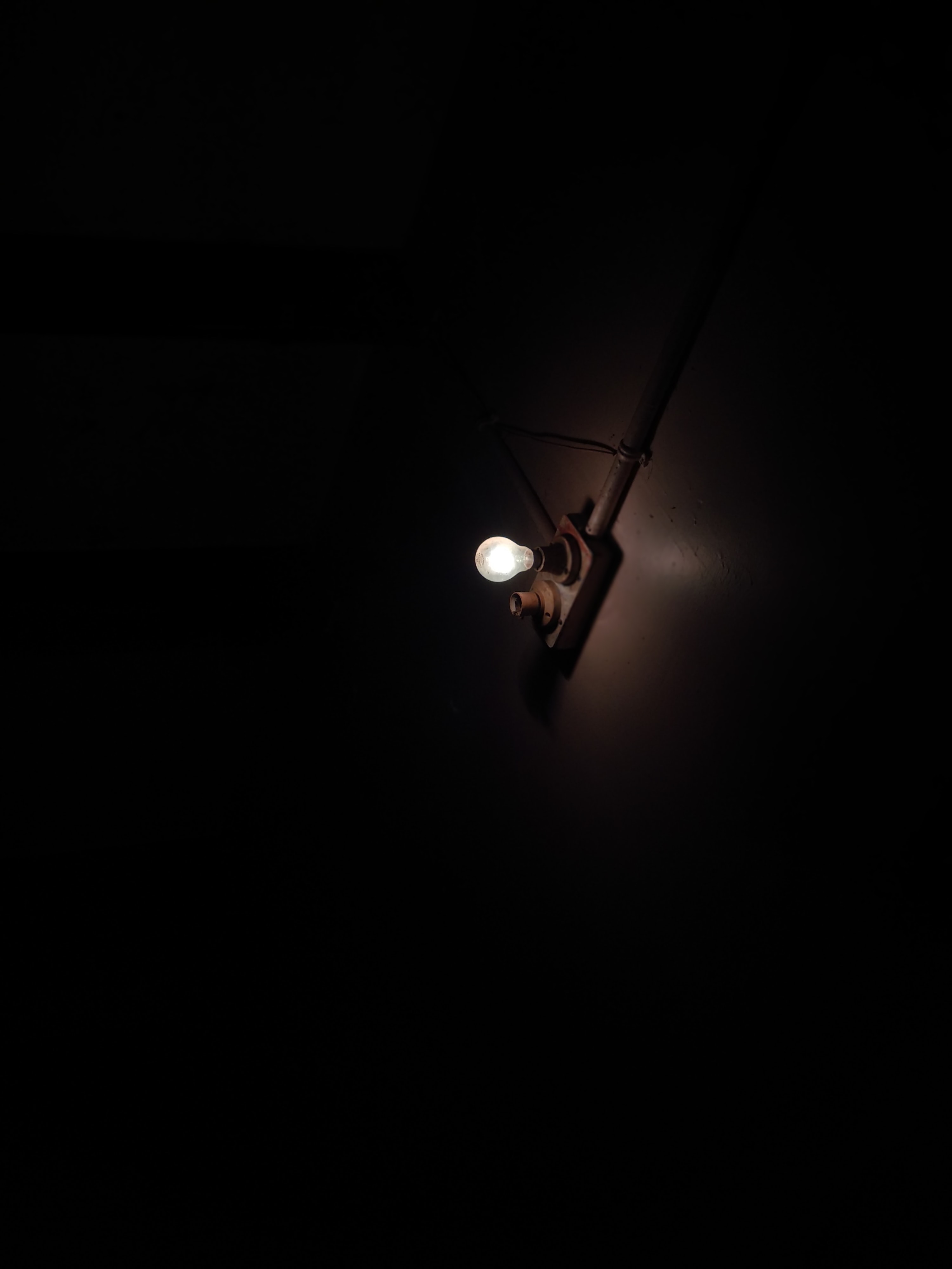 Download mobile wallpaper Light Bulb, Room, Shine, Glow, Light, Dark for free.