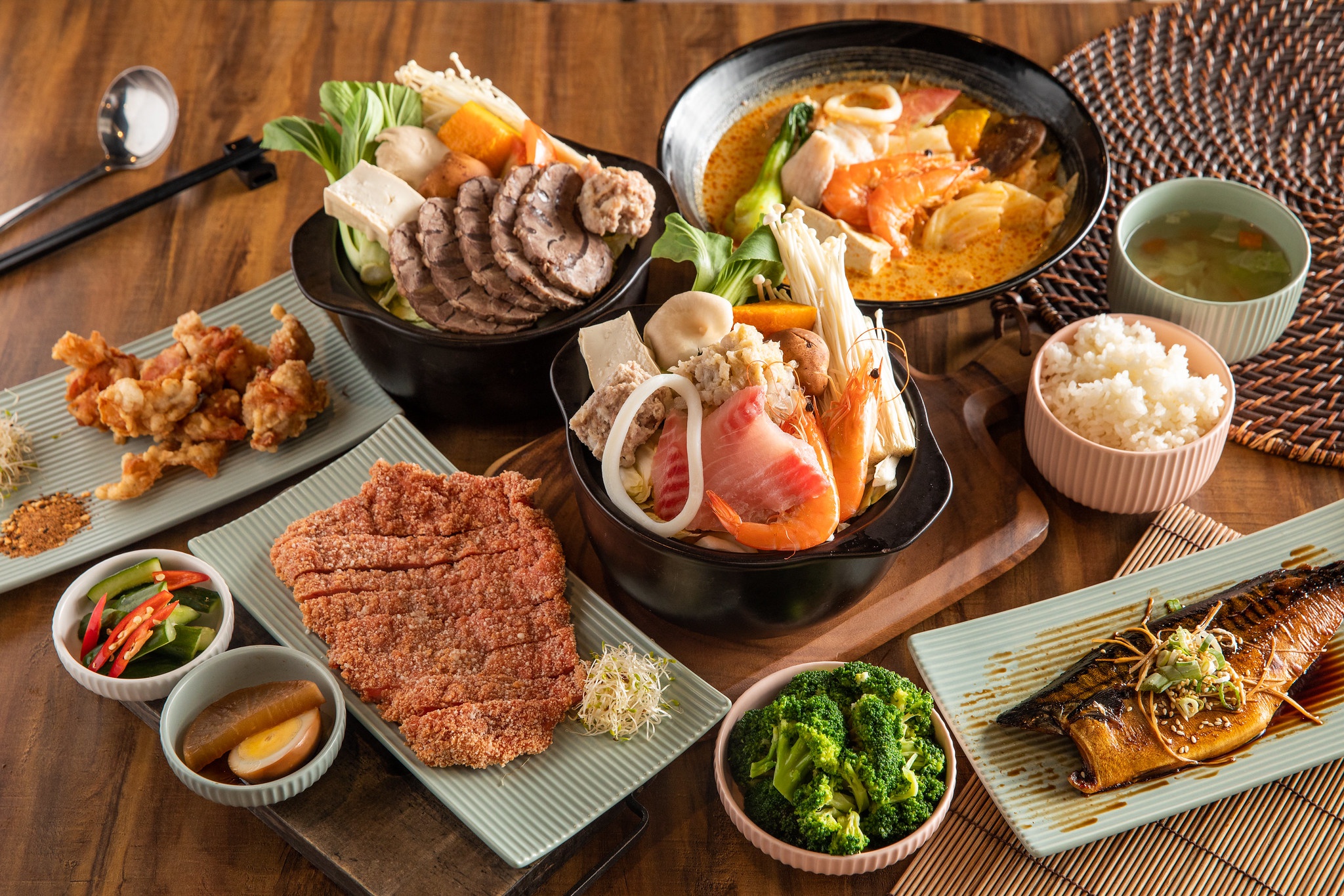 Японский обед. Японская кухня. Кухня Японии. Японский. Стол с едой.