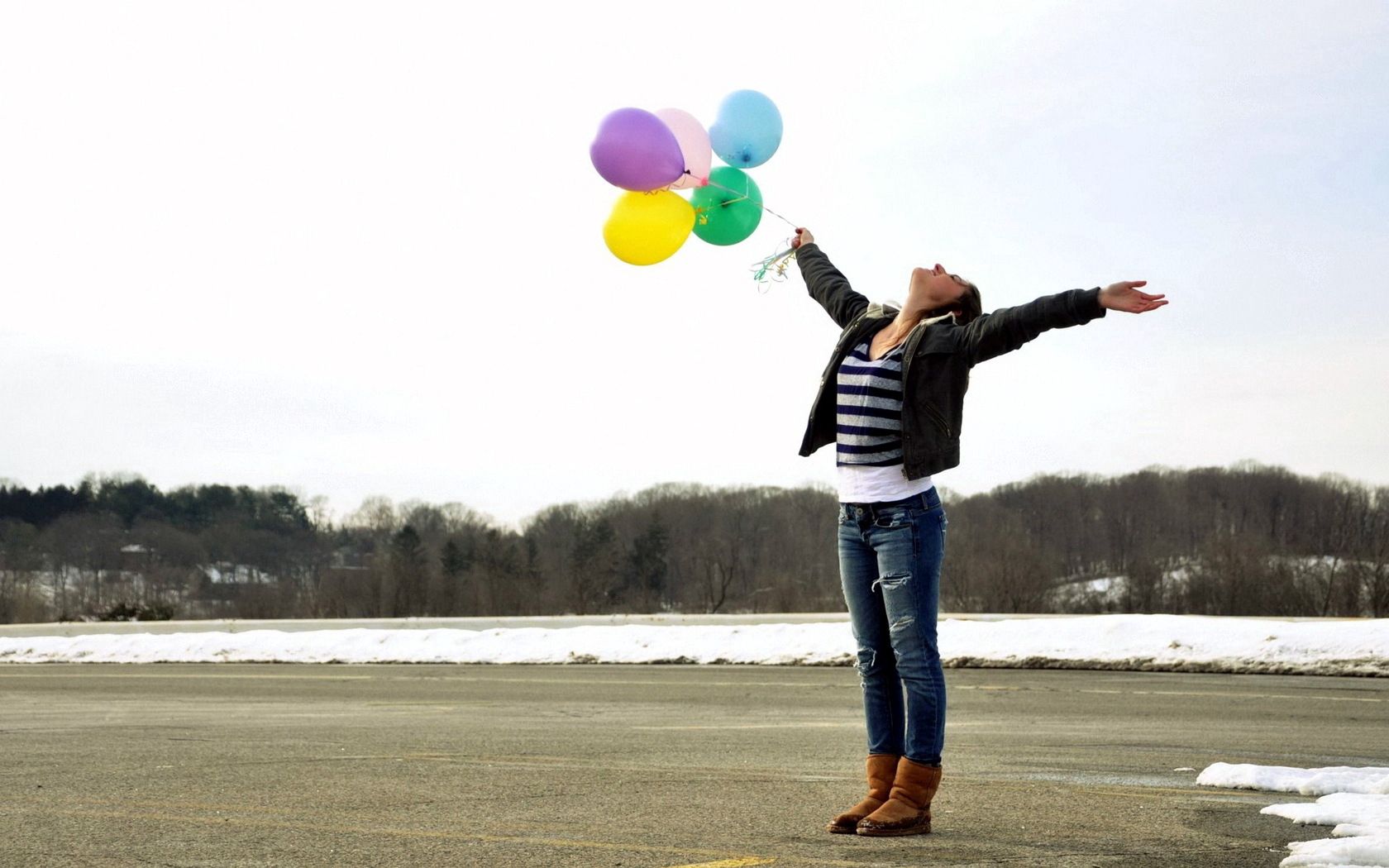 Включи куля. Человек с воздушными шарами. Человек с воздушным шариком. Мужики с воздушными шарами. Девушка и воздушные шары.