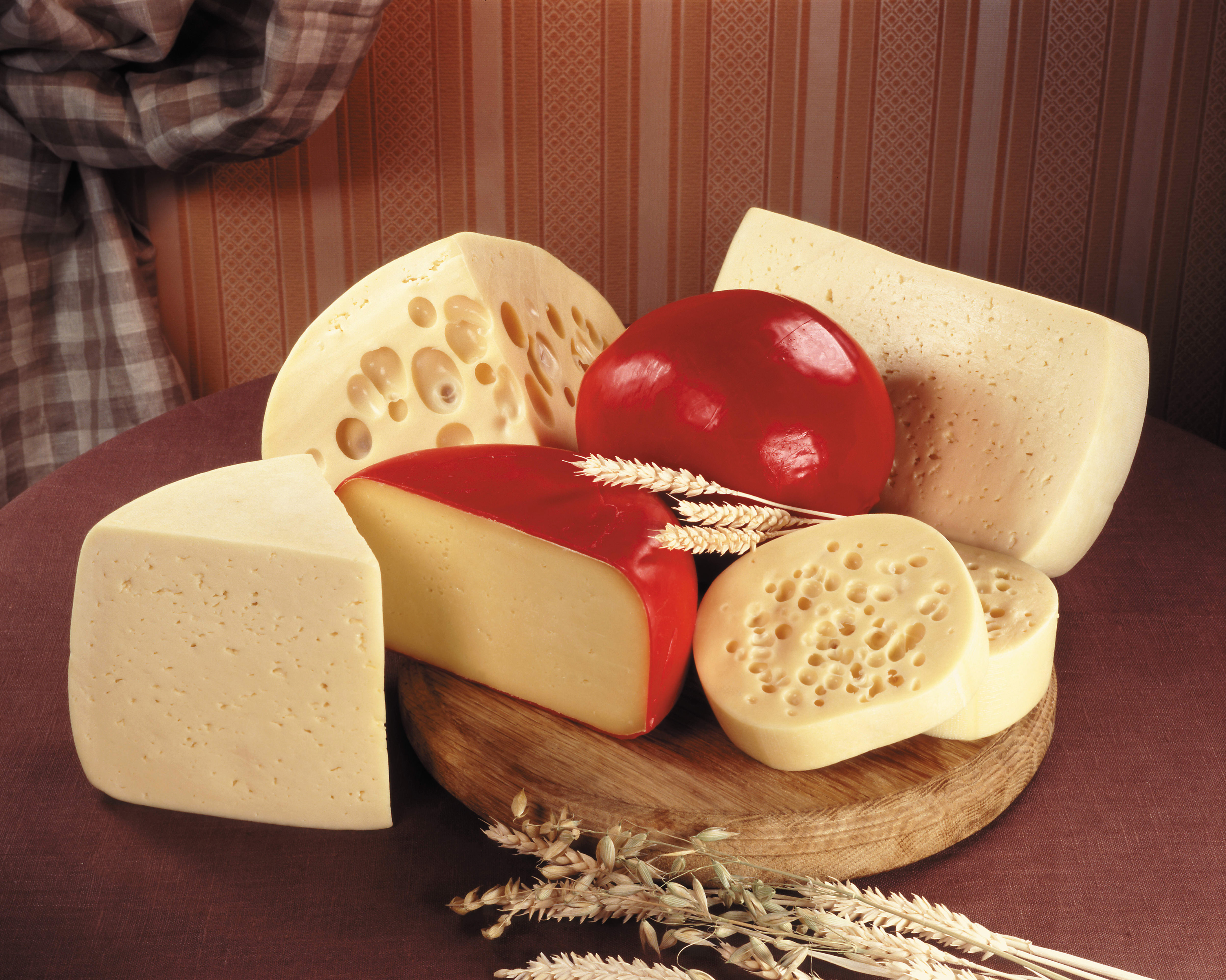 Самый популярный сыр. Сыр Формаджио Беларусь. Красивые сыры. Твердые сыры. Твердые сычужные сыры.