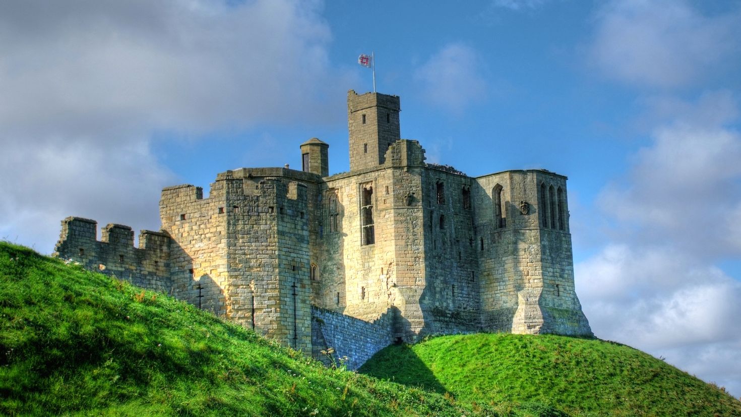 Песни castle на русском. Замок Уоркуэрт. Сан Марино замок. Уоркворт город Великобритания. Замок Ирландия серый.