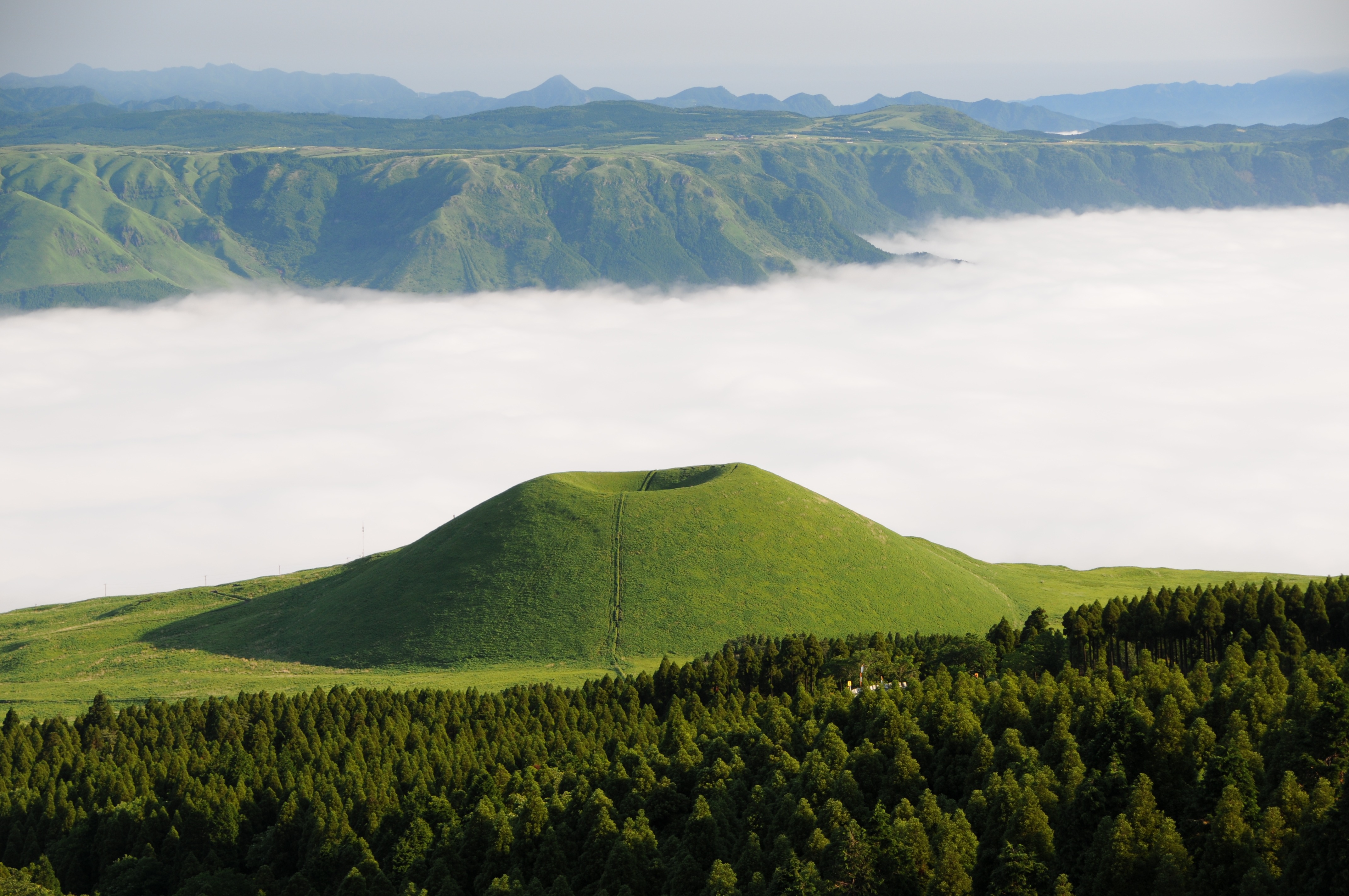 Большие холмы. Грин Маунтин гора. Гора АСО В Японии. Грин Маунтинс хребет. Гора Кюсю.