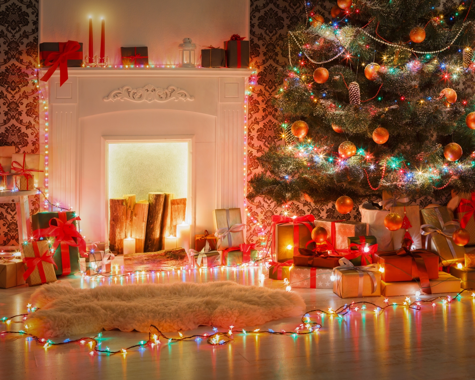 Téléchargez des papiers peints mobile Noël, Vacances, Cadeau, Décorations De Noël, Cheminée, Lumières De Noël gratuitement.