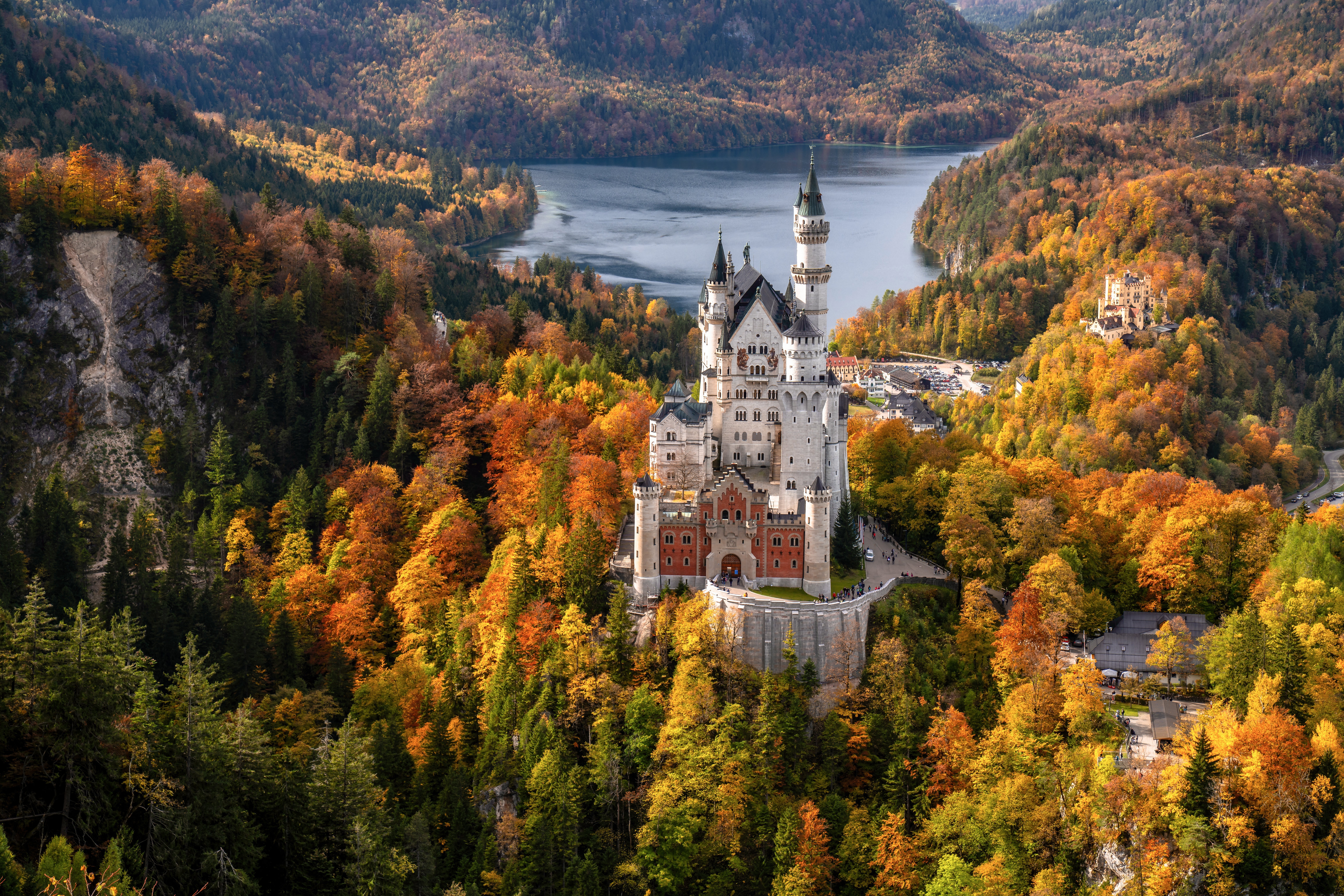 492564 baixar papel de parede feito pelo homem, castelo de neuschwanstein, baviera, castelo, outono, floresta, alemanha, lago, castelos - protetores de tela e imagens gratuitamente