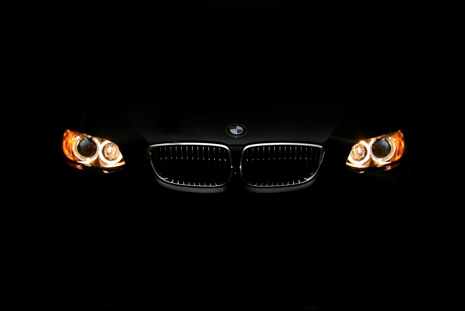 Фары BMW на черном фоне
