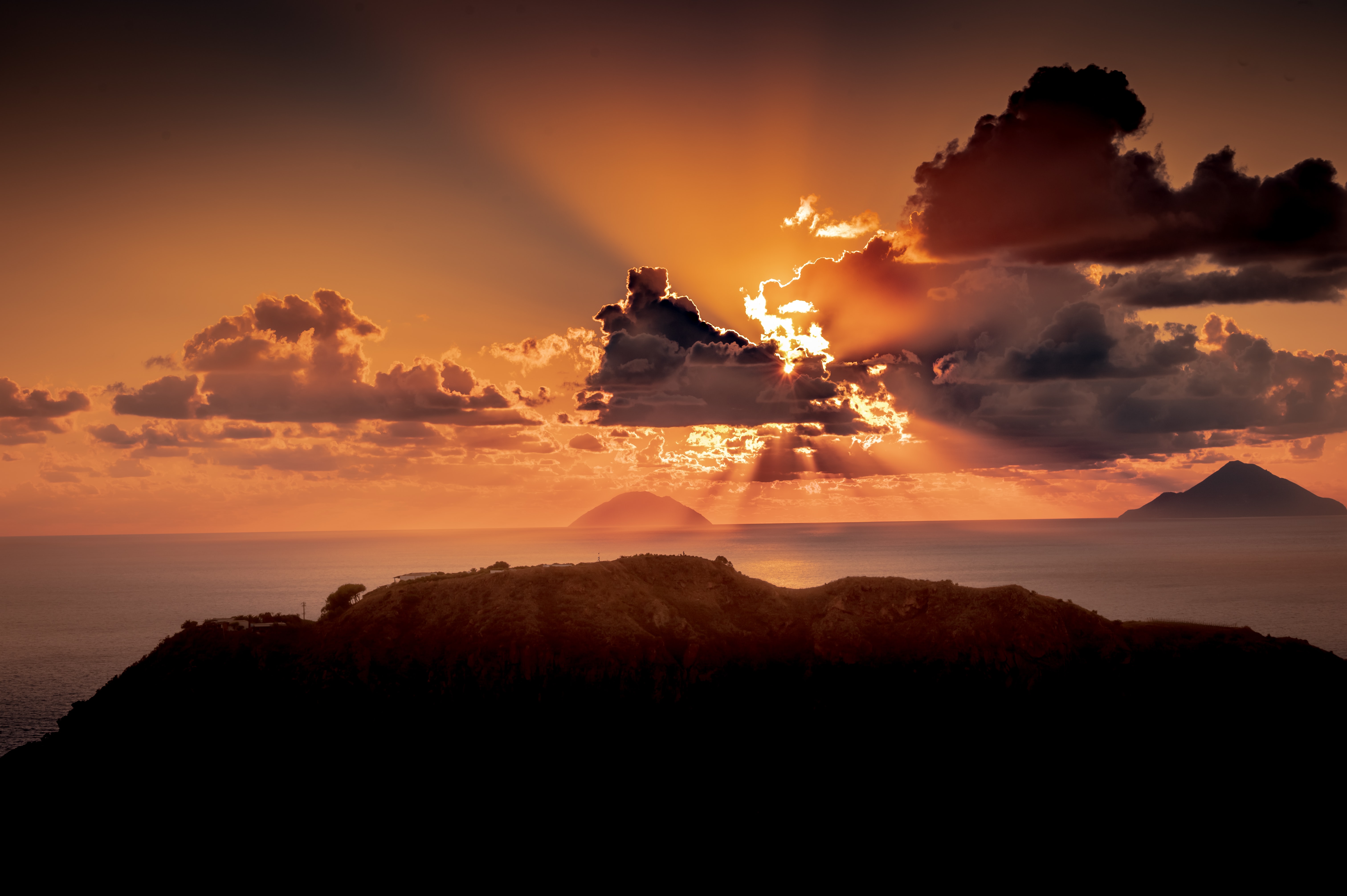 Handy-Wallpaper Sunset, Clouds, Dämmerung, Twilight, Insel, Natur, Die Insel, Sea kostenlos herunterladen.
