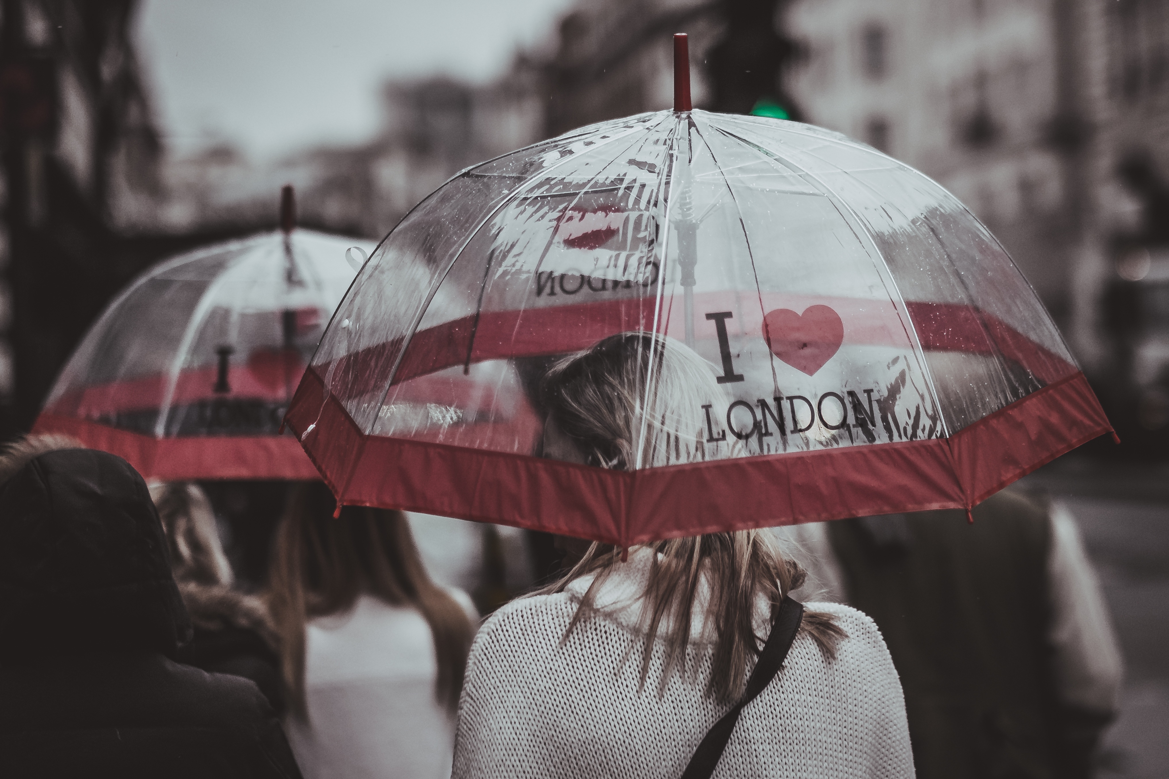 在您的 PC 桌面上免費下載 城市, 女孩, 雨, 杂项, 伞, 雨伞 圖片