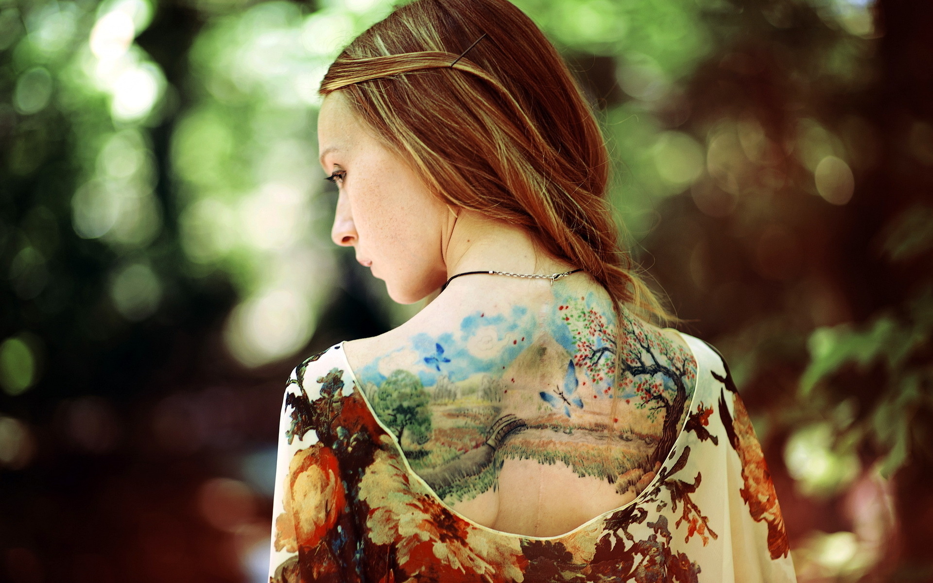 Девушка в красивом платье - тату на плече фото