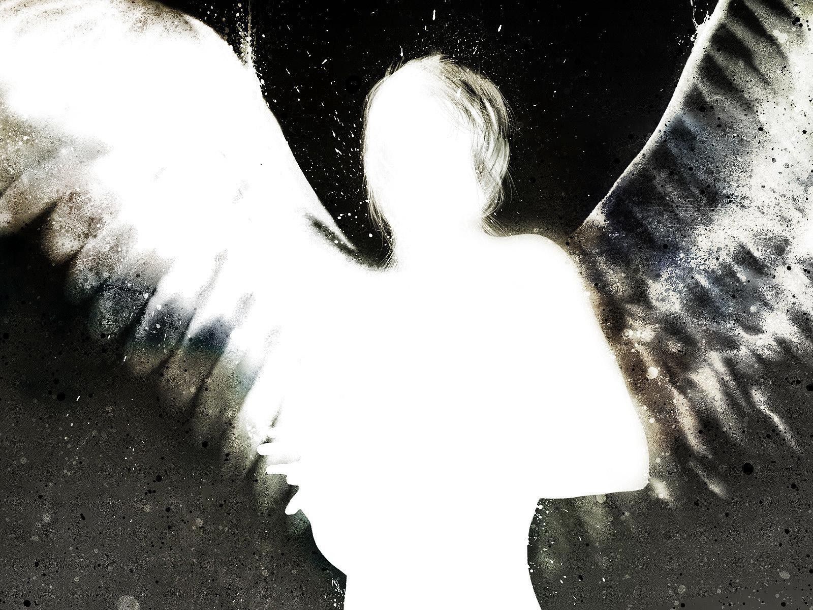 Ангел с белыми крыльями мужчина