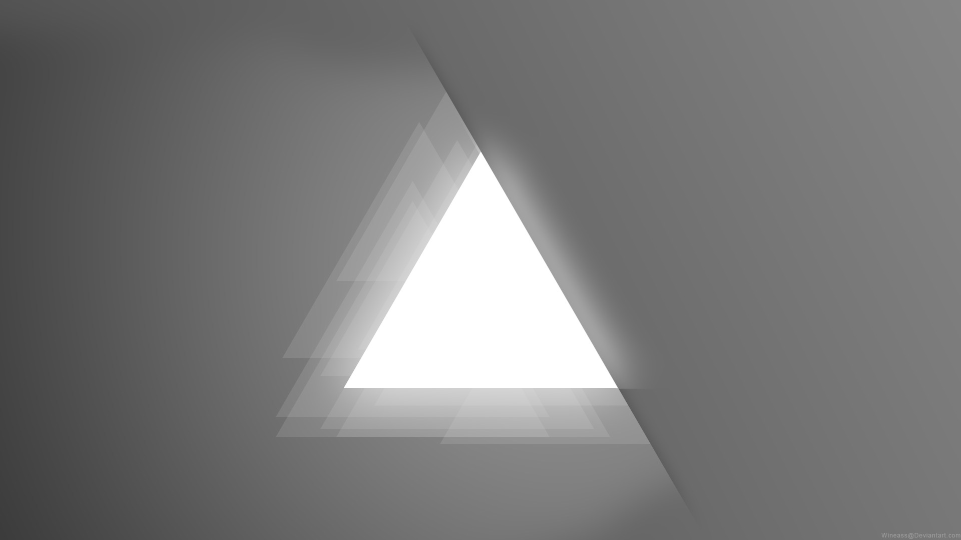 Белый треугольник на черном фоне