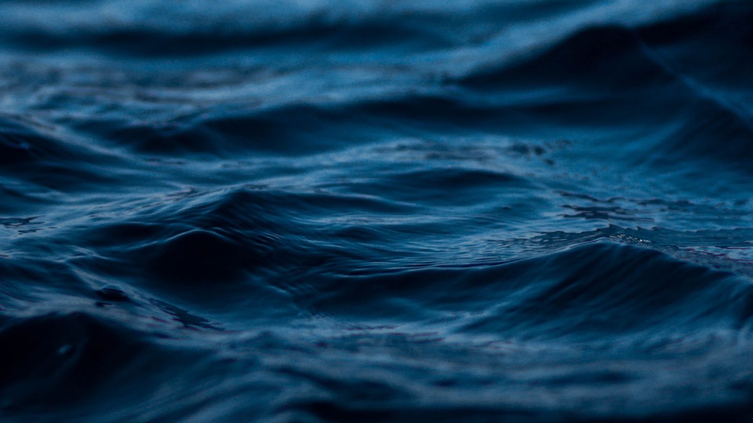 Текст синие волны. Гладь воды. Синее море. Темно синее море. Темно синяя вода.
