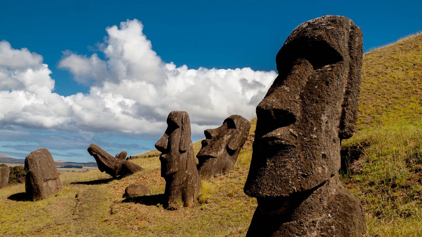 Земля идола. Остров Пасхи статуи Моаи. Истуканы Моаи на острове Пасхи. Моаи на острове Пасхи. Статуи истуканы Моаи.
