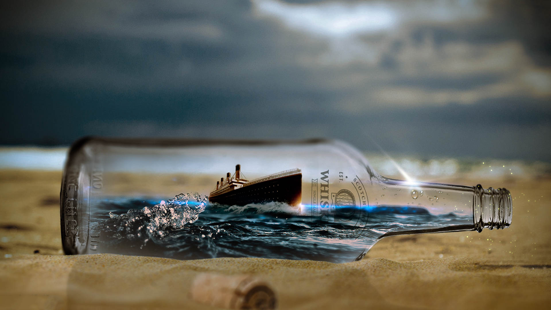 Корабль в бутылке с водой