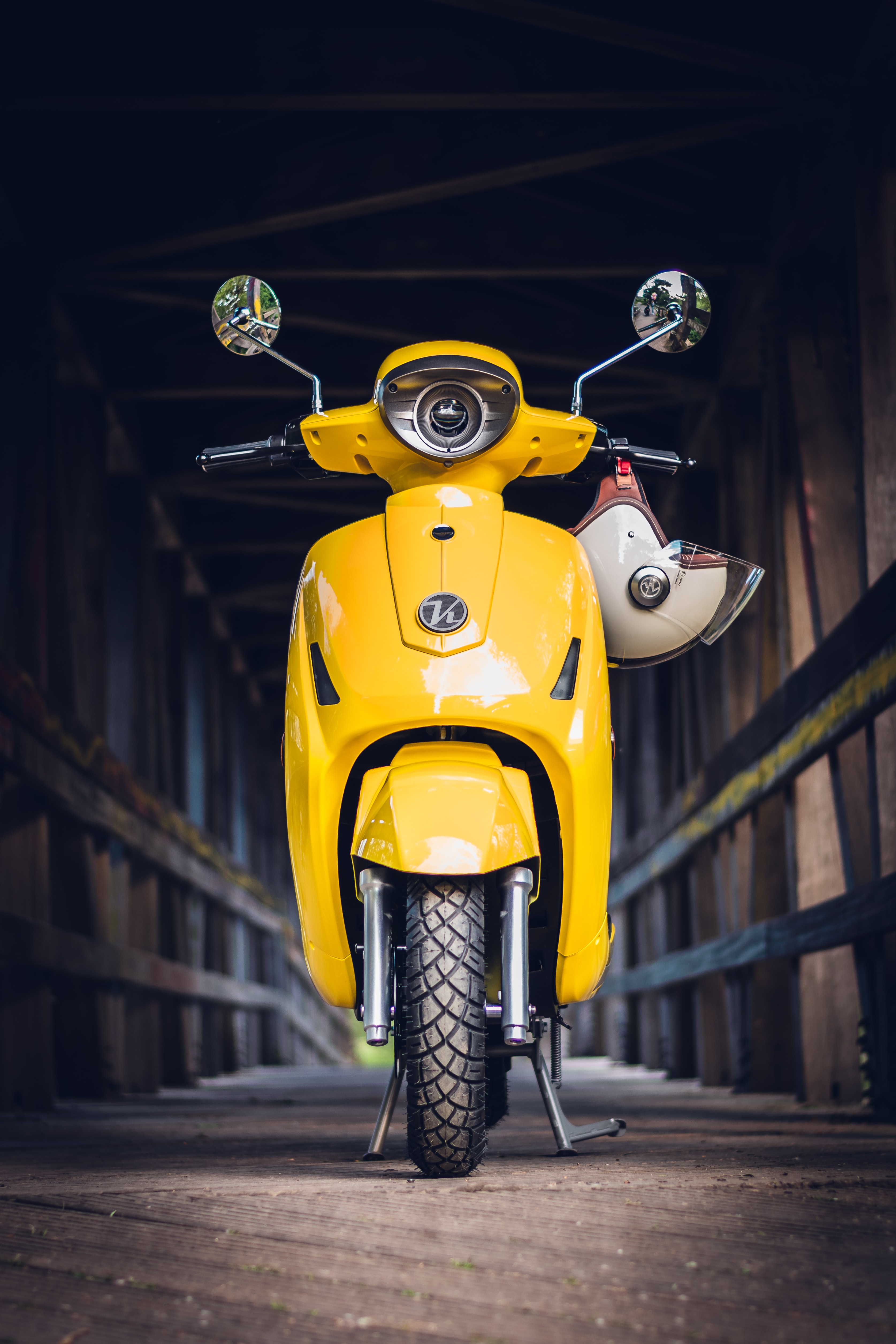 96339 скачать обои скутер, мопед, вид спереди, шлем, мотоциклы, желтый - заставки и картинки бесплатно