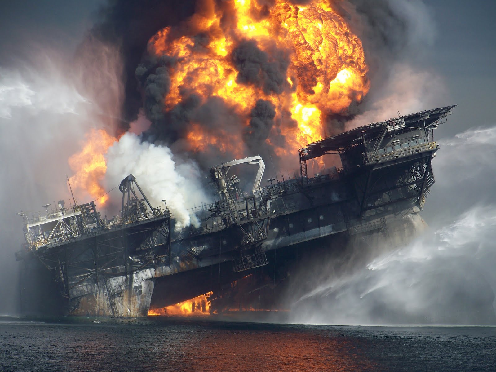 Взрыв на нефтяной платформе Deepwater Horizon (20 апреля 2010)