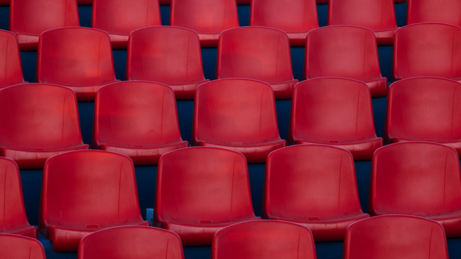 Красные кресла в кинотеатре