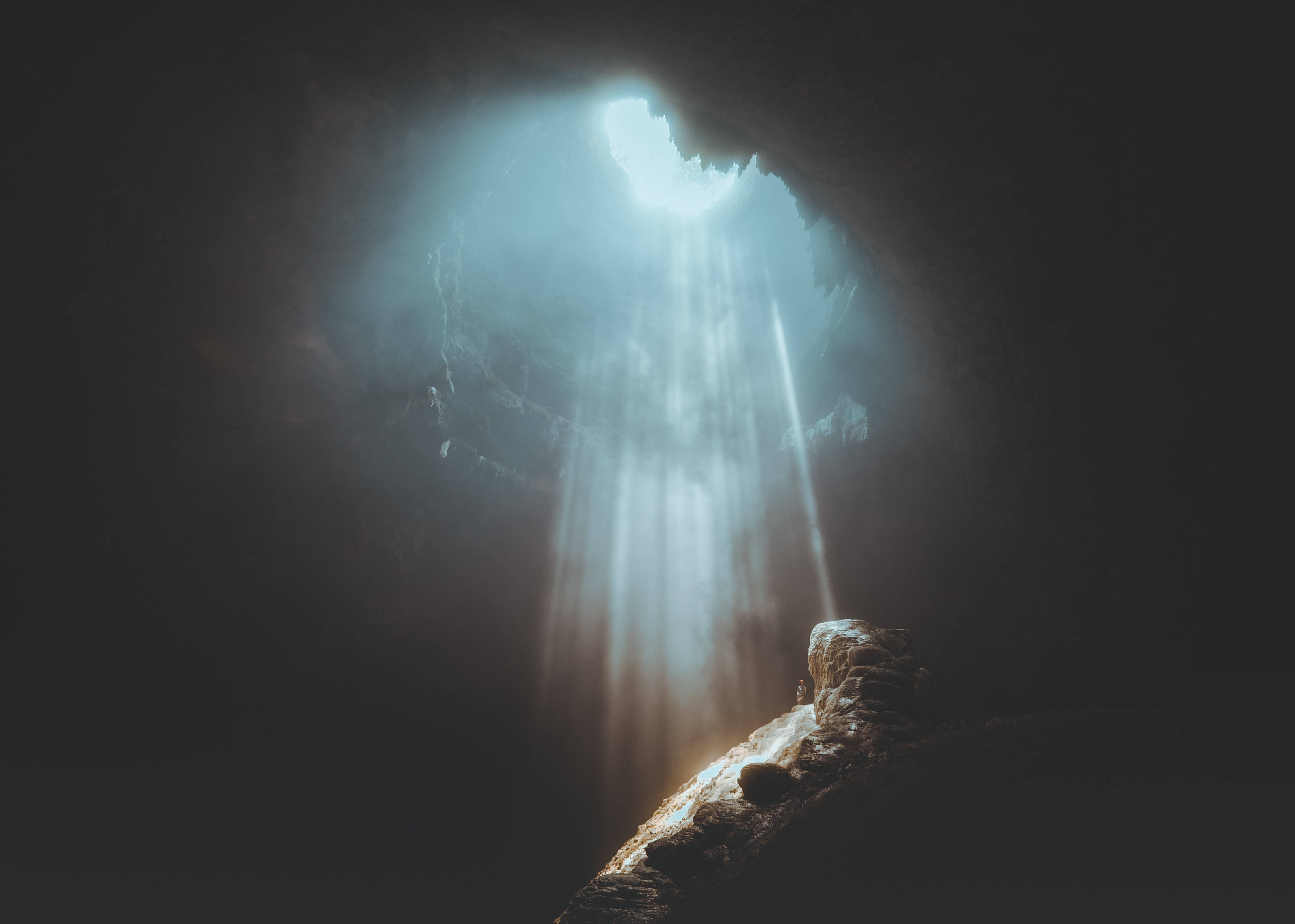 Téléchargez gratuitement l'image La Grotte, Grotte, Roches, Nature, Noyaux, Les Rochers, Lumière Du Soleil sur le bureau de votre PC