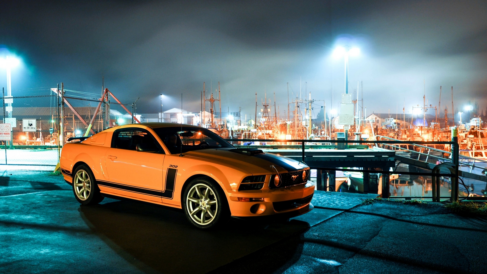 Форд Мустанг в ночном городе