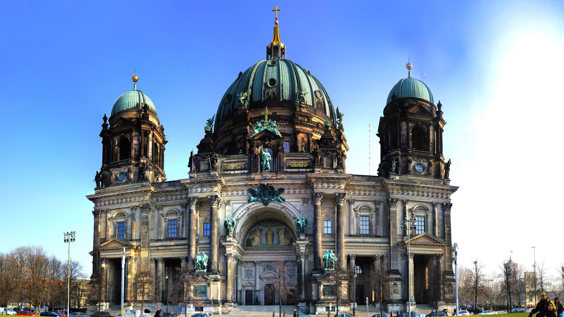 Берлинский кафедральный собор с туристами
