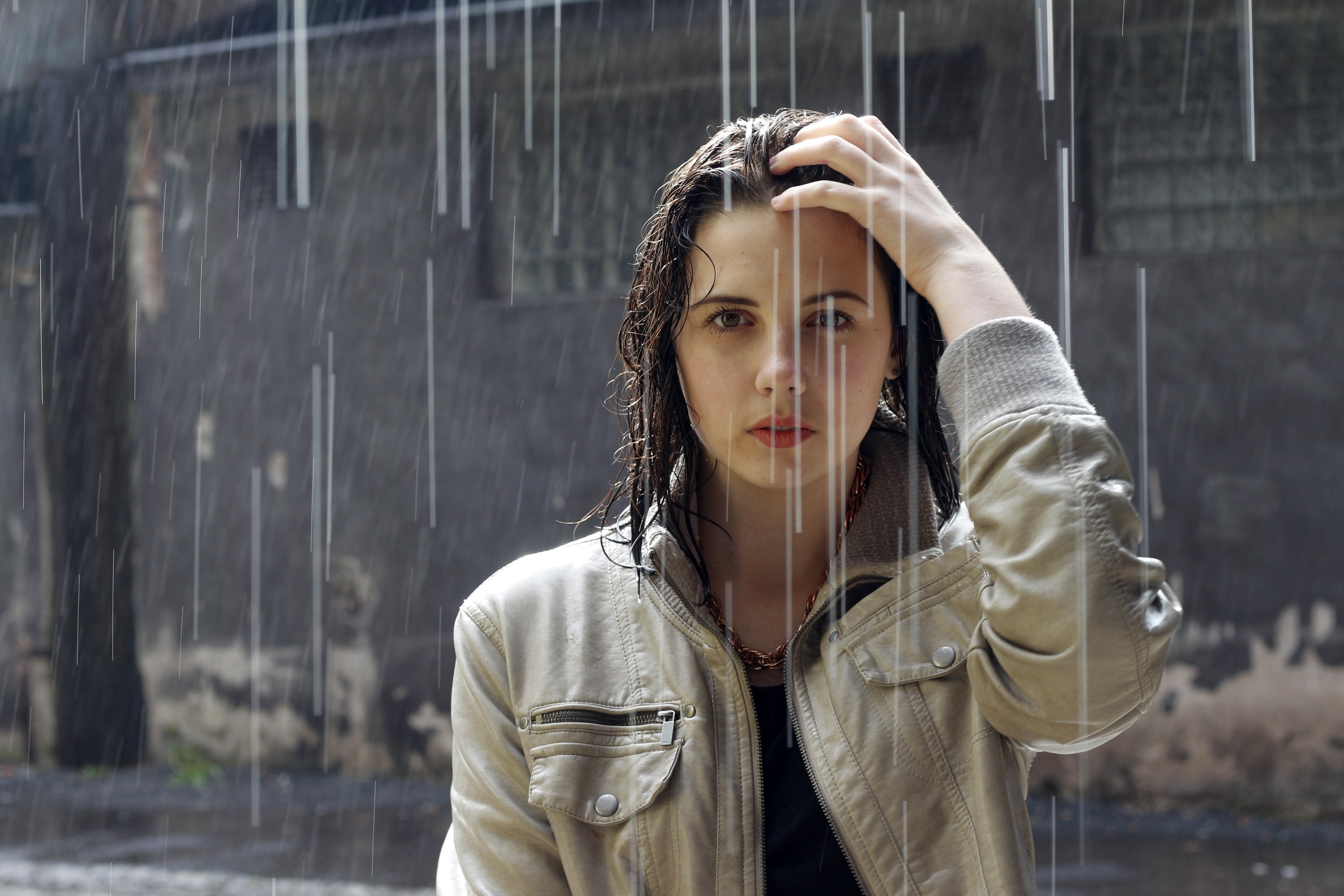 Дожди рэп. Девушка под дождем. Девушка дождь. Фотосессия с мокрыми волосами. Девочка под дождем.