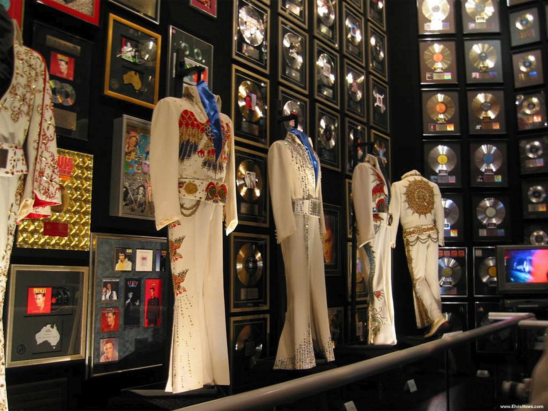 Download mobile wallpaper Music, Costume, Museum, Rock & Roll, Elvis Presley, The King for free.