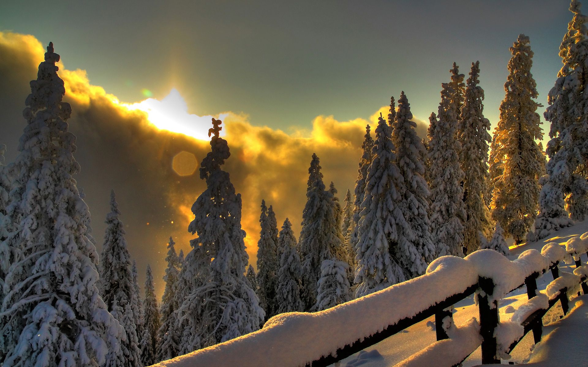 146430 Hintergrundbild herunterladen natur, mountains, sun, clouds, schnee, blendung, wald, fechten, gehäuse, einblicke - Bildschirmschoner und Bilder kostenlos