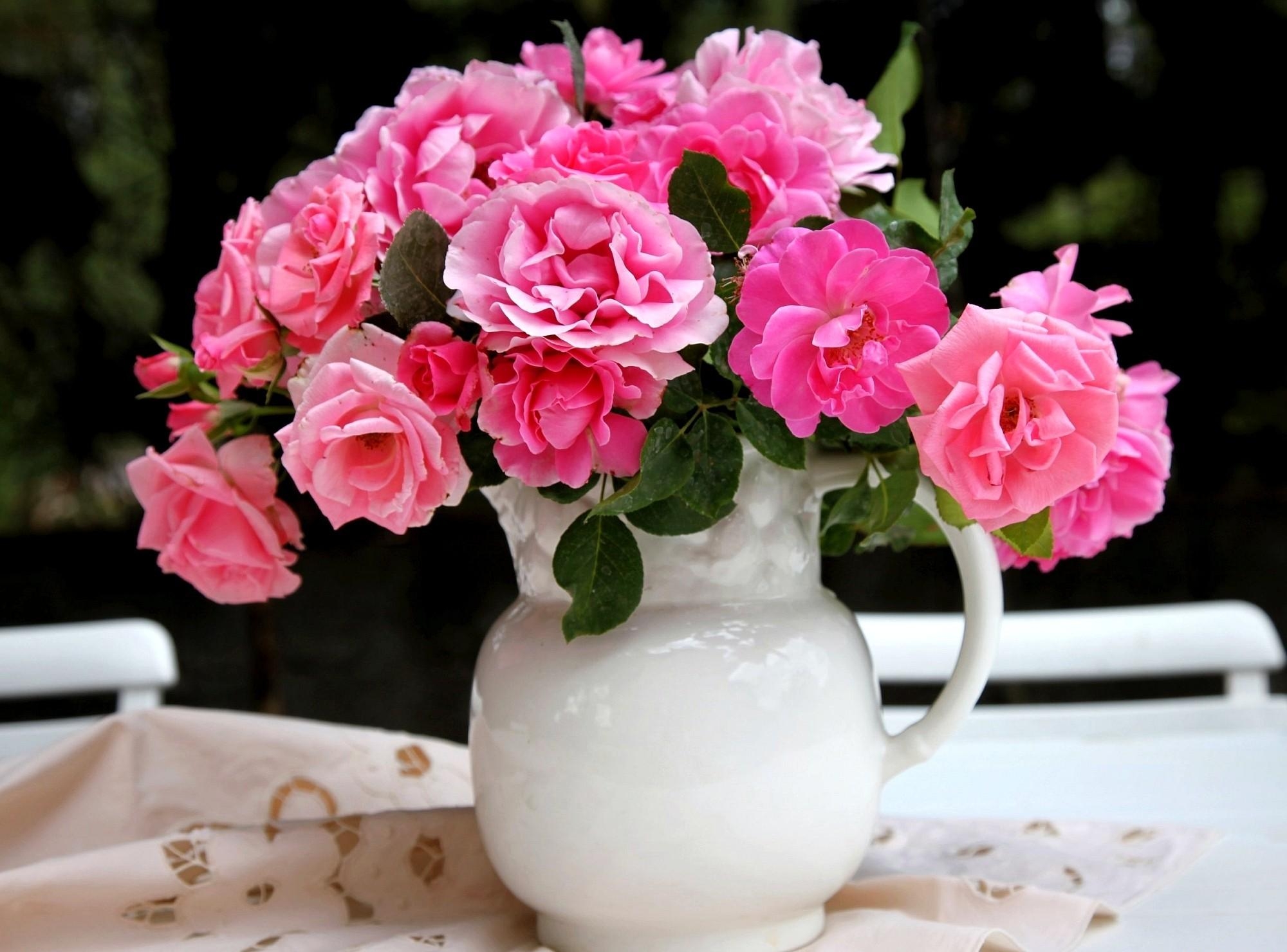 Handy-Wallpaper Krug, Tabelle, Blumen, Bouquet, Tisch, Strauß, Roses kostenlos herunterladen.