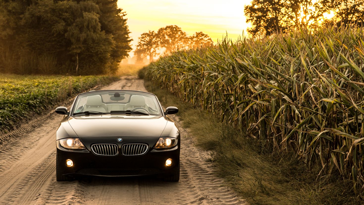 Тачки на дороге 2022. BMW z4 фары. Машина на дороге. БМВ на дороге. Машина передний план.