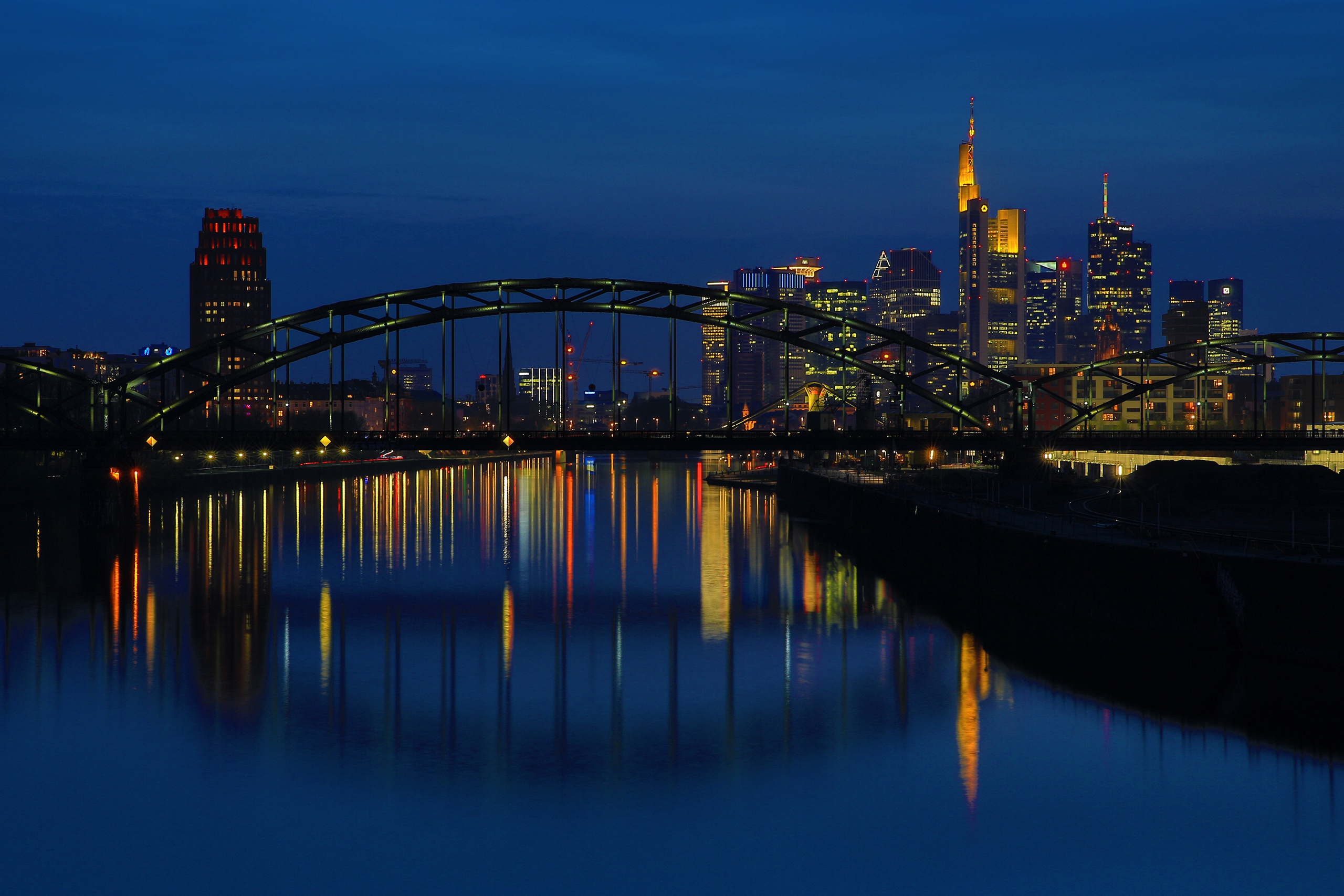 400414 скачать картинку сделано человеком, франкфурт, мост, здание, город, германия, ночь, отражение, река, небоскрёб, города - обои и заставки бесплатно