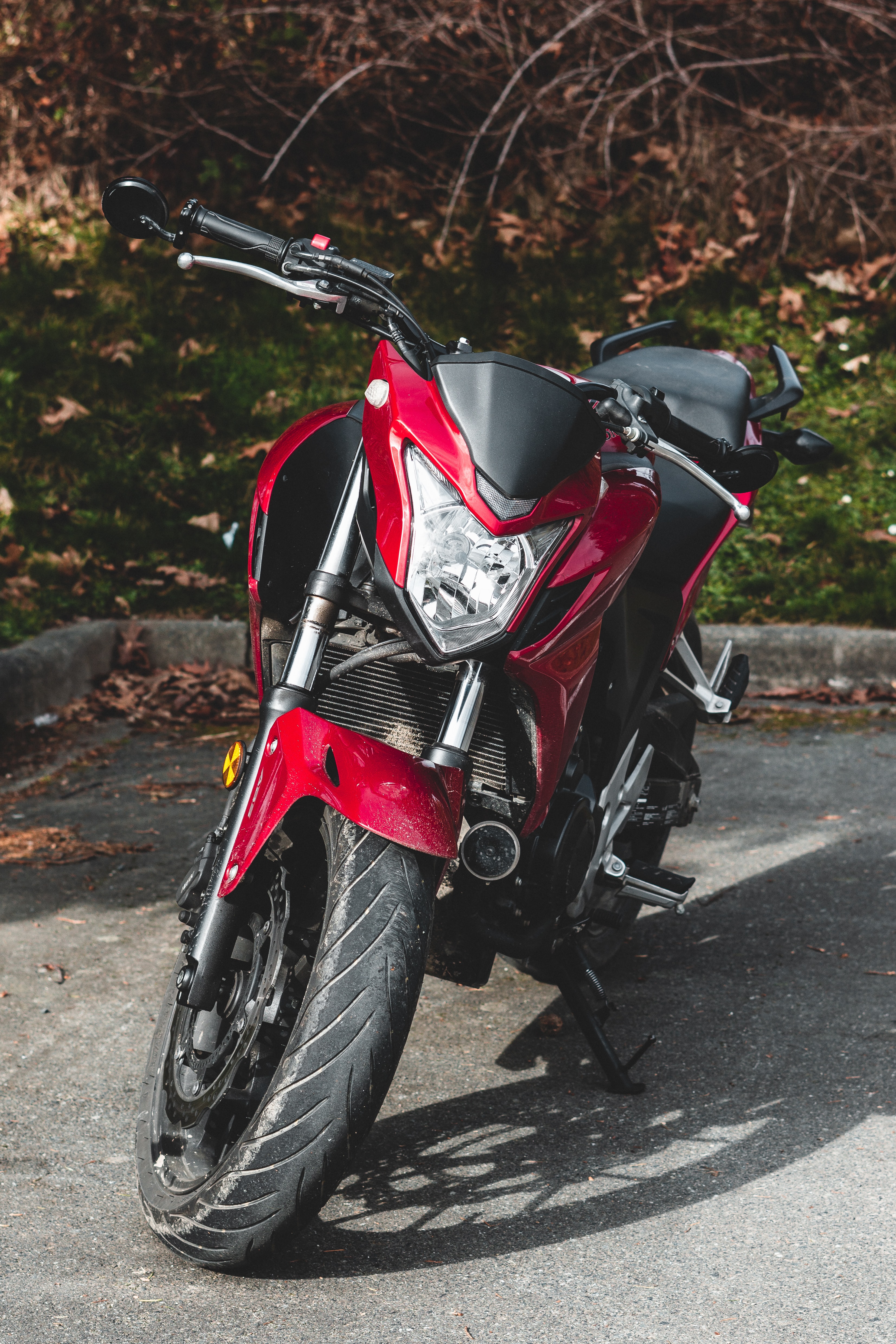 58054 скачать картинку мотоциклы, красный, вид спереди, мотоцикл, колесо - обои и заставки бесплатно
