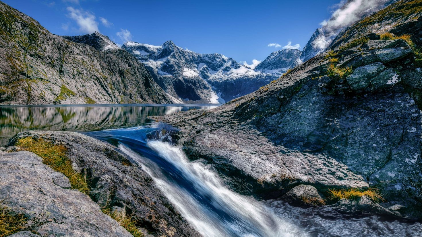 Some mountains. Национальный парк Фьордленд новая Зеландия. Милфорд саунд новая Зеландия. Стоун-Маунтин Аппалачи. Горная река.