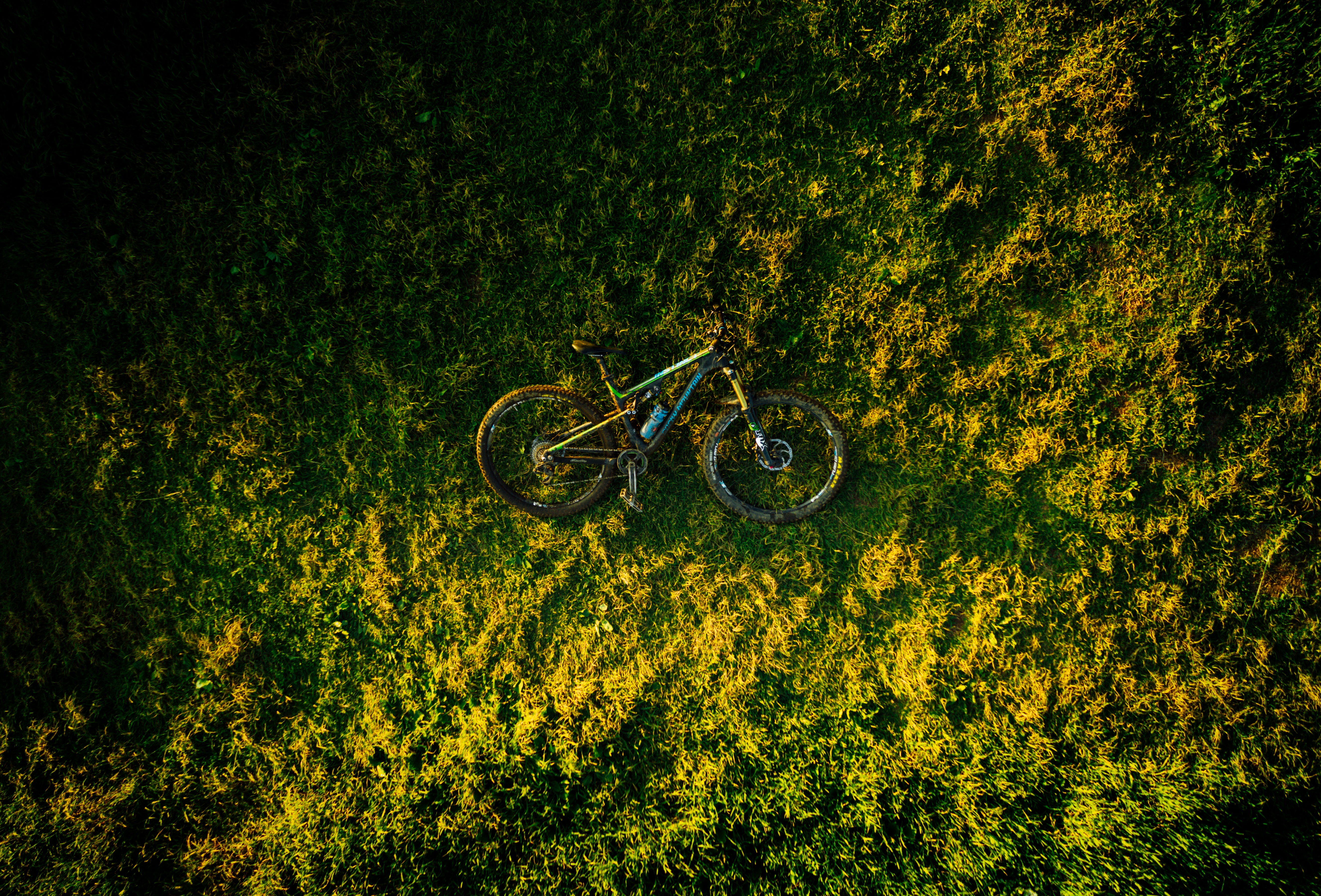Скачать картинку Велосипед, Трава, Вид Сверху, Разное в телефон бесплатно.